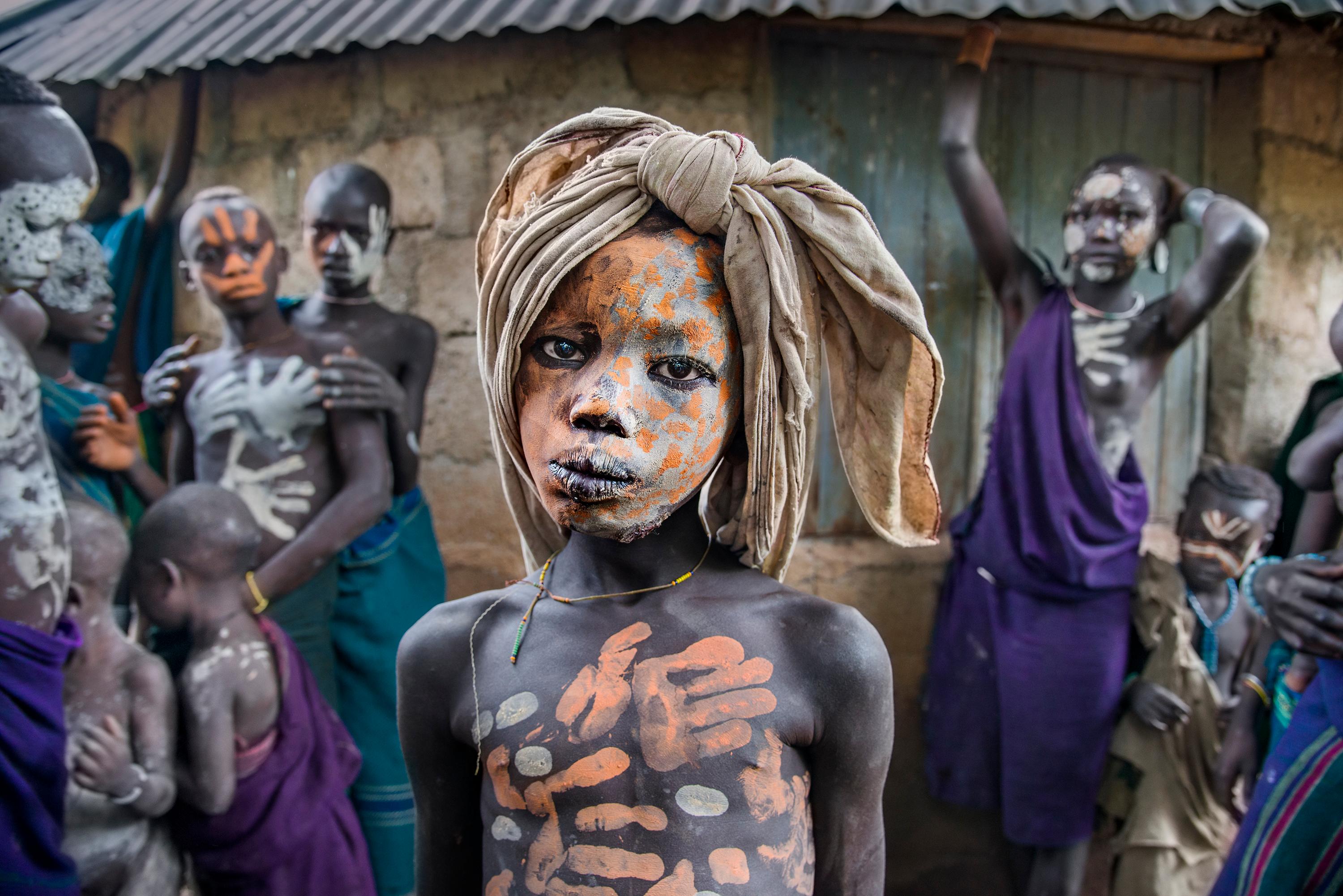 Color Photograph Steve McCurry - Portrait d'un garçon de la tribu Suri