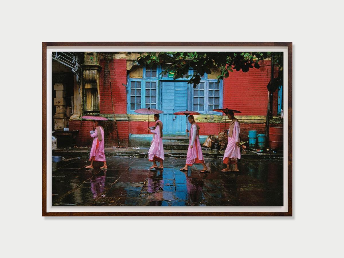 Processione di suore, Rangoon, Birmania, 1994 - Steve McCurry (Fotografia a colori) in vendita 2
