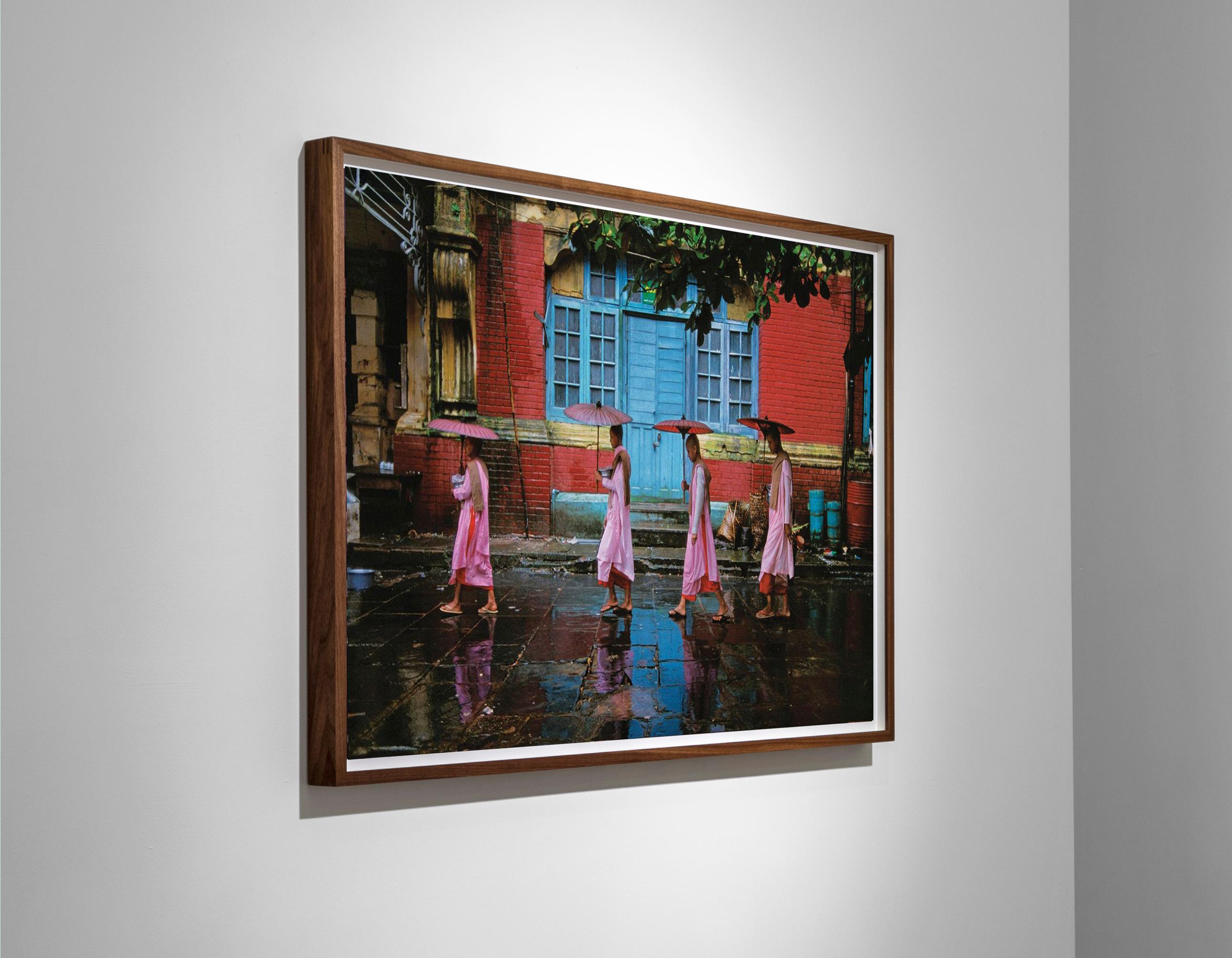 Processione di suore, Rangoon, Birmania, 1994 - Steve McCurry (Fotografia a colori) in vendita 3