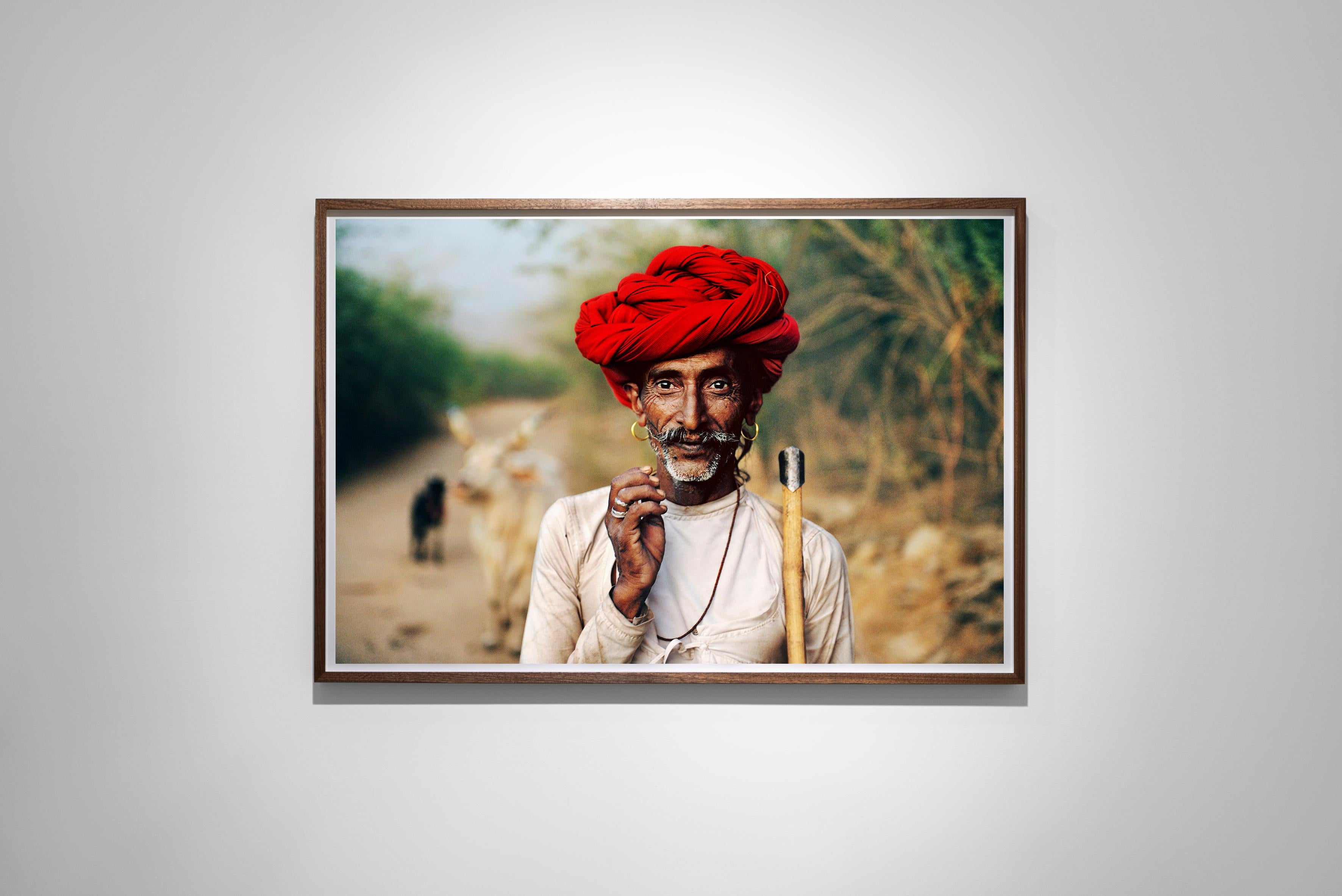 Rabari Hirte, Rajasthan, Indien, 2009  - Steve McCurry (Farbfotografie) im Angebot 1