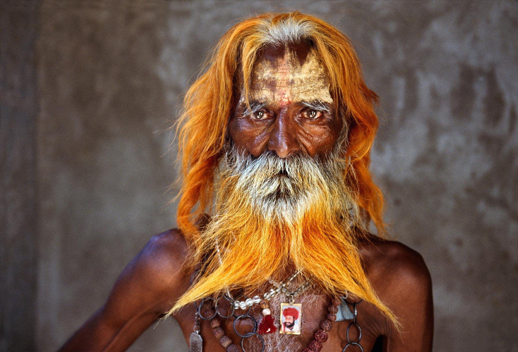 Anciano de la tribu rabari, Rajastán, India, 2010 - Steve McCurry (Fotografía en color)
Firmado y pegado con la etiqueta de edición del fotógrafo y numerado en el reverso 
Impresión digital tipo c 

Impreso en papel de 20 x 24 pulgadas 
Edición de