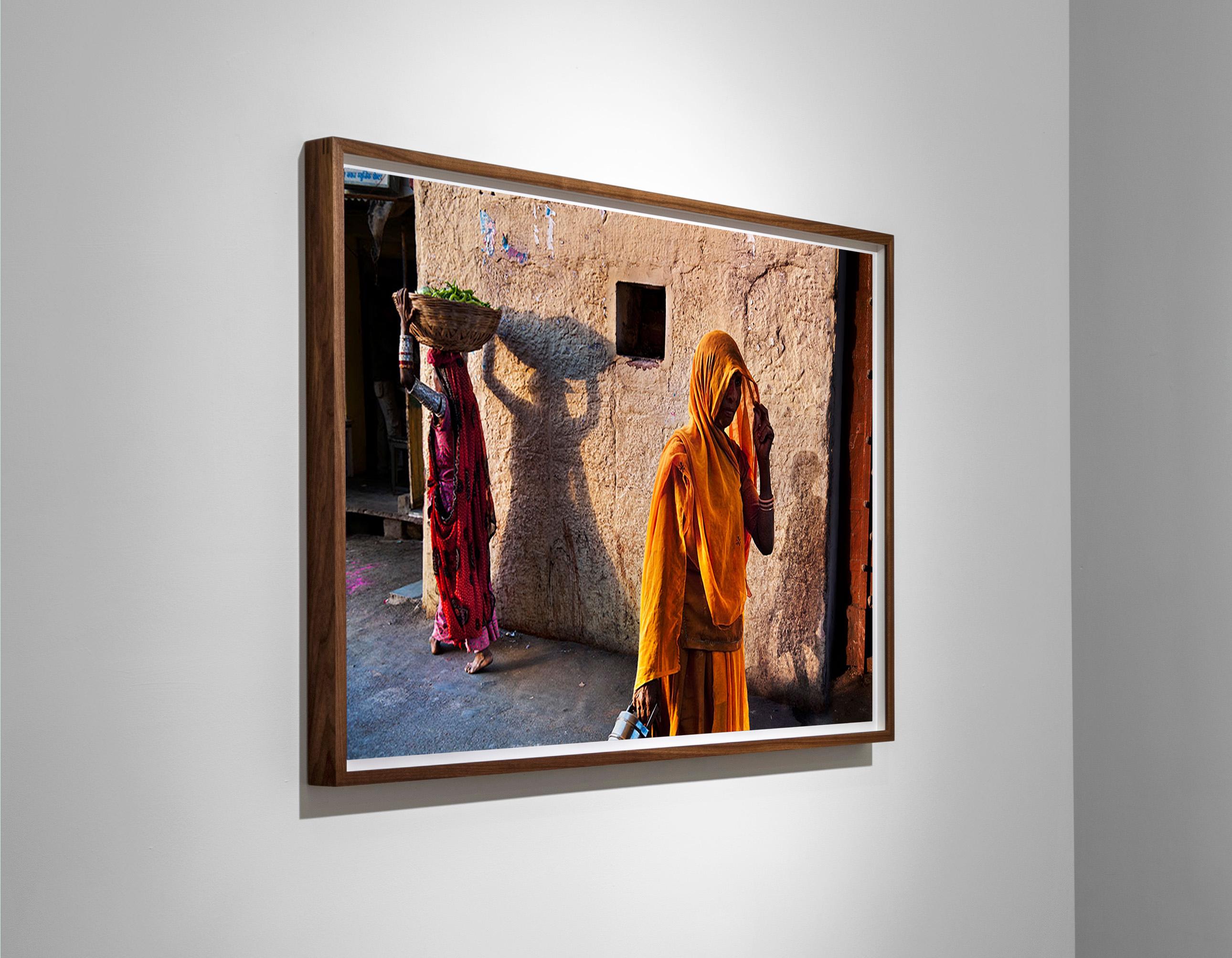 Ombres du Rajasthan, Rajasthan, Inde, 2009 - Steve McCurry (Photographie couleur) en vente 2