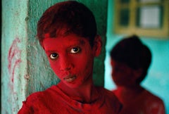 Red Boy, Holi Festival, Mumbai, Indien, 1996 - Steve McCurry (Farbporträt)