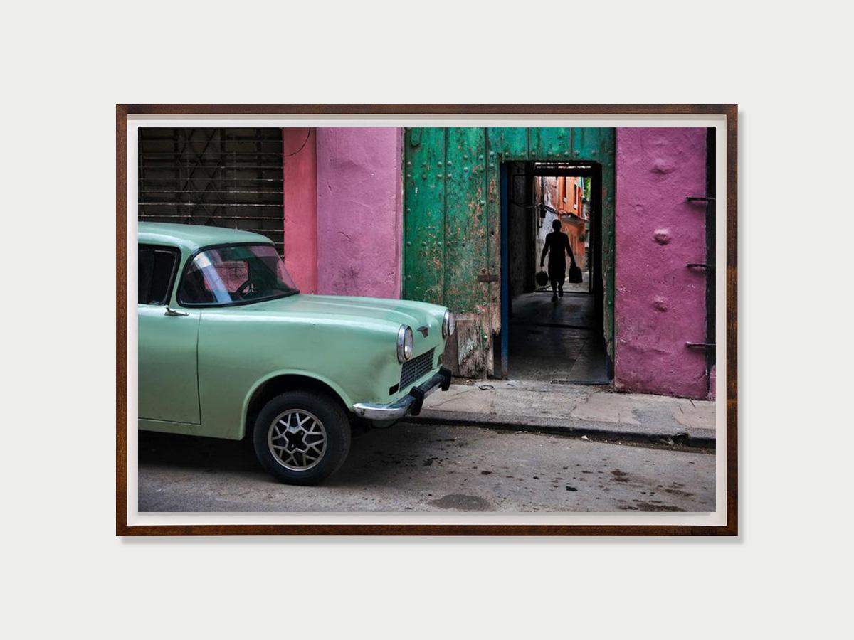 Auto russa all'Avana Vecchia, Cuba, 2010 - Steve McCurry (Fotografia a colori) in vendita 1