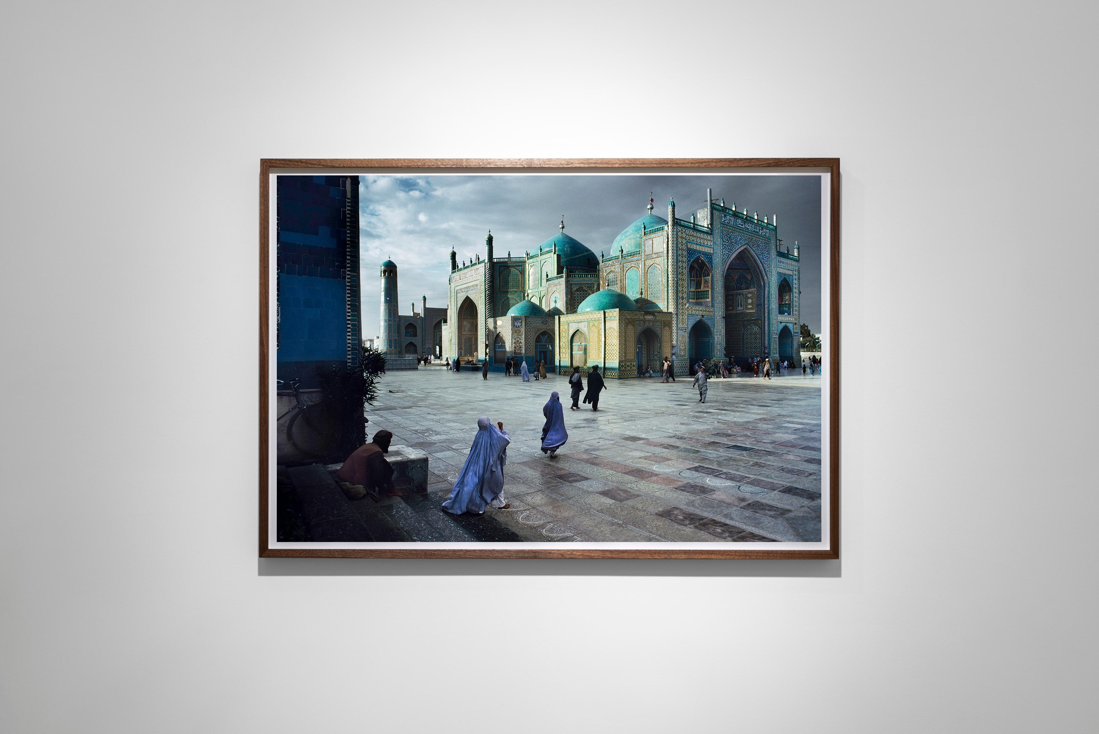 Salat in Blue Mosque in Mazar-E-Sharif, 1992 – Steve McCurry (Farbfotografie) im Angebot 1