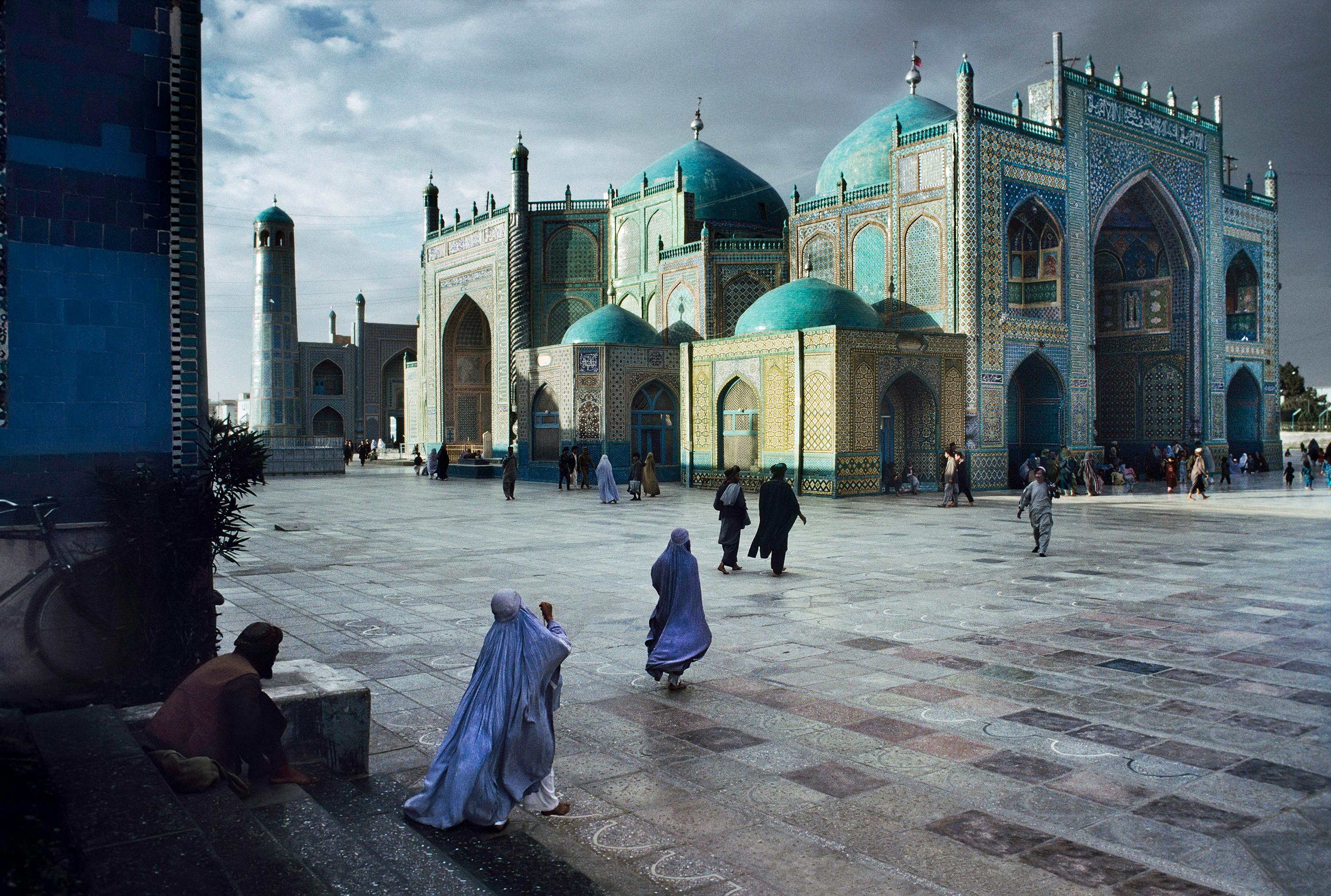 Salat in Blue Mosque in Mazar-E-Sharif, 1992 – Steve McCurry (Farbfotografie)
Signiert, mit dem Label der Künstleredition versehen und auf der Rückseite nummeriert
Digitaler C-Typ-Druck

20 x 24 Zoll, Auflage: 30
30 x 40 Zoll, Auflage: 15
40 x 60