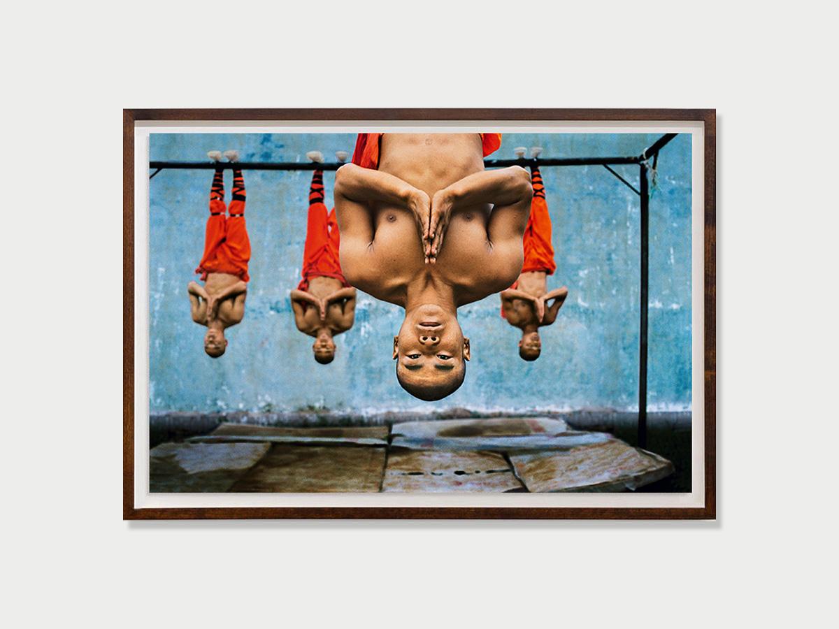 Shaolin-Monks-Ausbildung, Zhengzhou, China, 2004 - Steve McCurry im Angebot 1