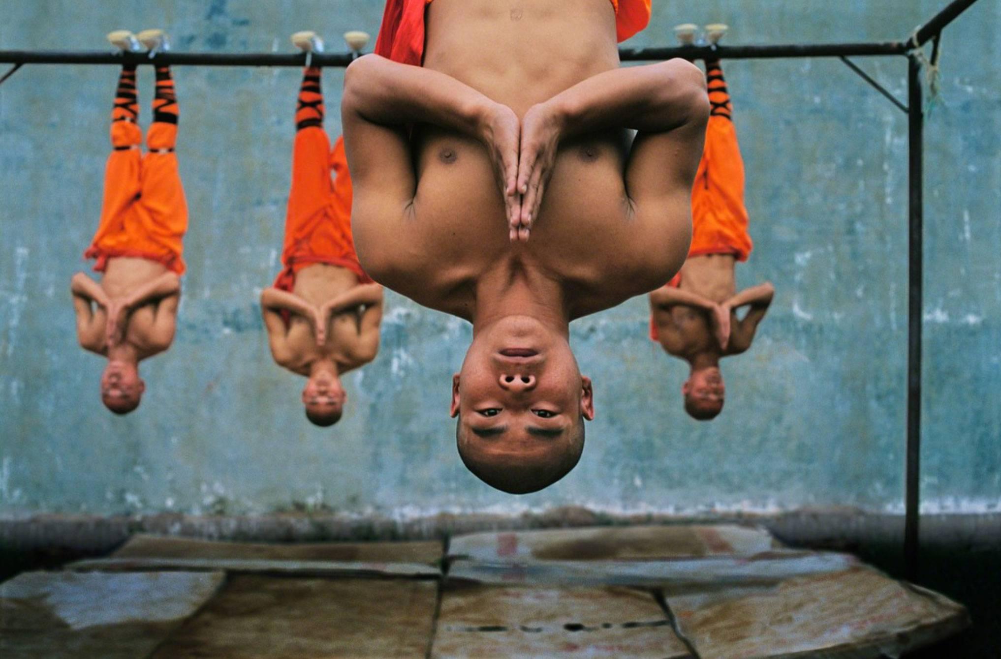 Figurative Photograph di Steve McCurry - Allenamento dei monaci Shaolin. Zhengzhou. Cina