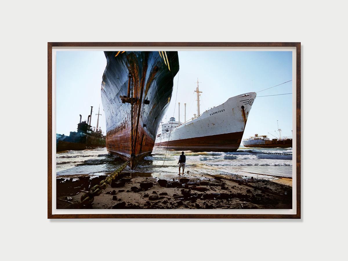 Ship Breaking Yard, Karachi, Pakistan, 1985 - Steve McCurry (Colour Photography) en vente 2