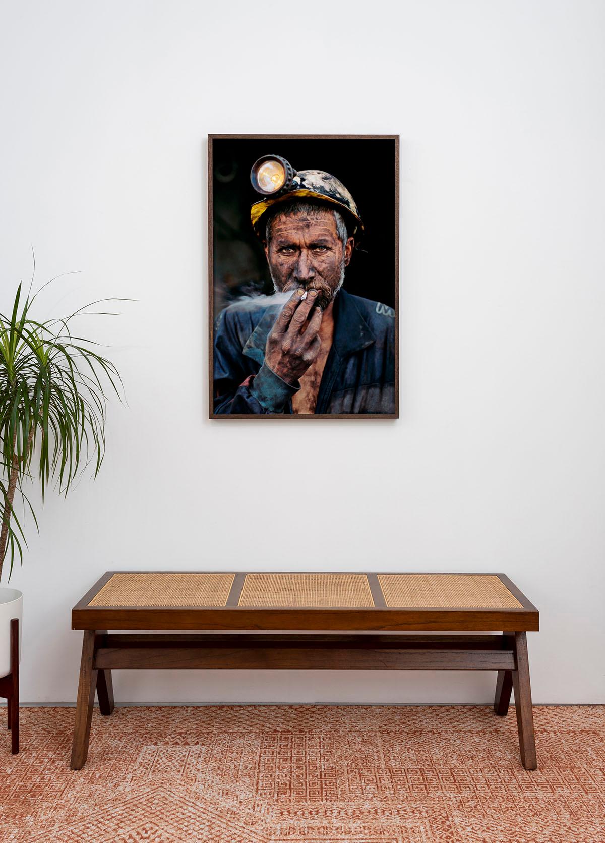 Minero de carbón fumador, Pol-E-Khomri, Afganistán, 2002 - Steve McCurry en venta 2