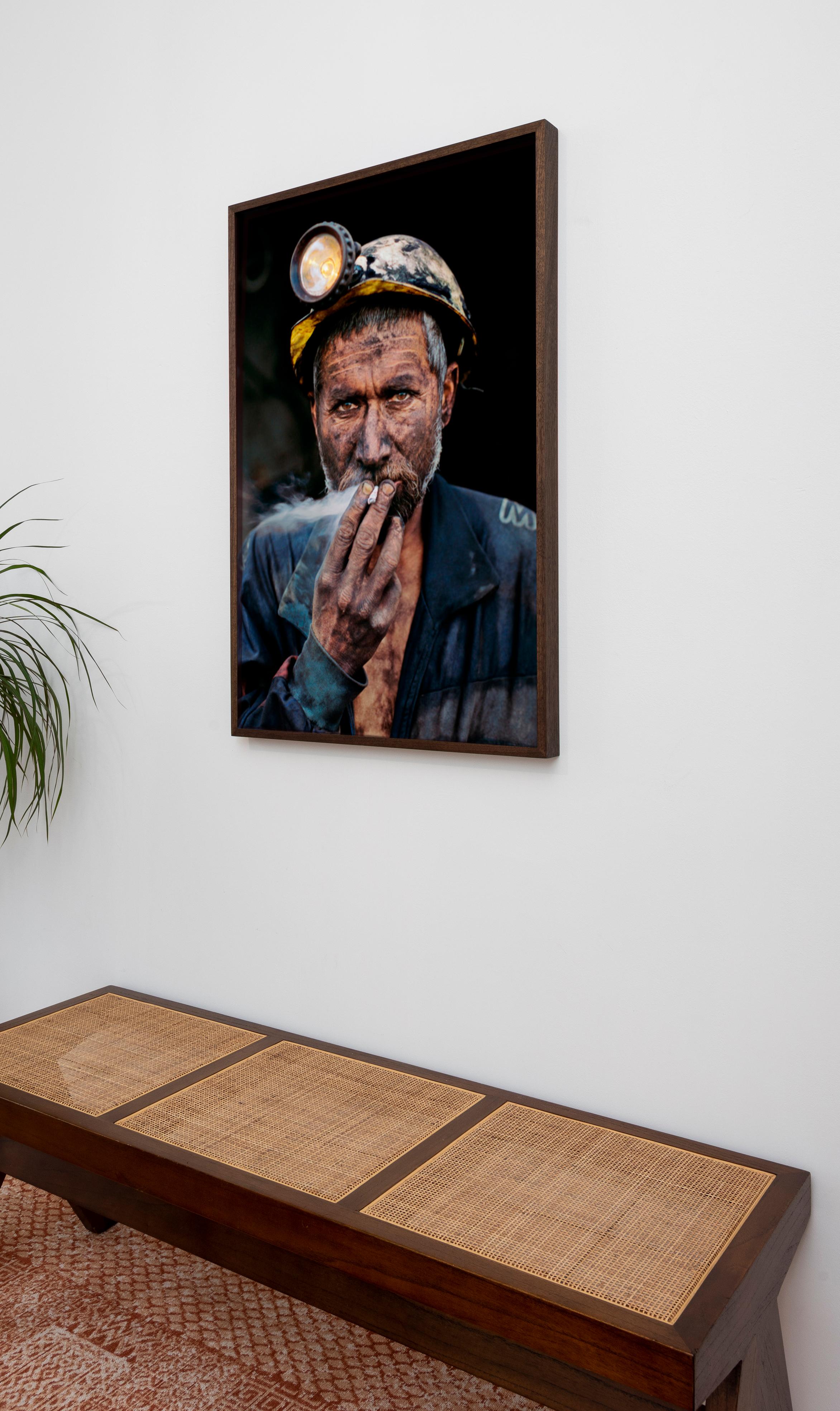 Minero de carbón fumador, Pol-E-Khomri, Afganistán, 2002 - Steve McCurry en venta 3
