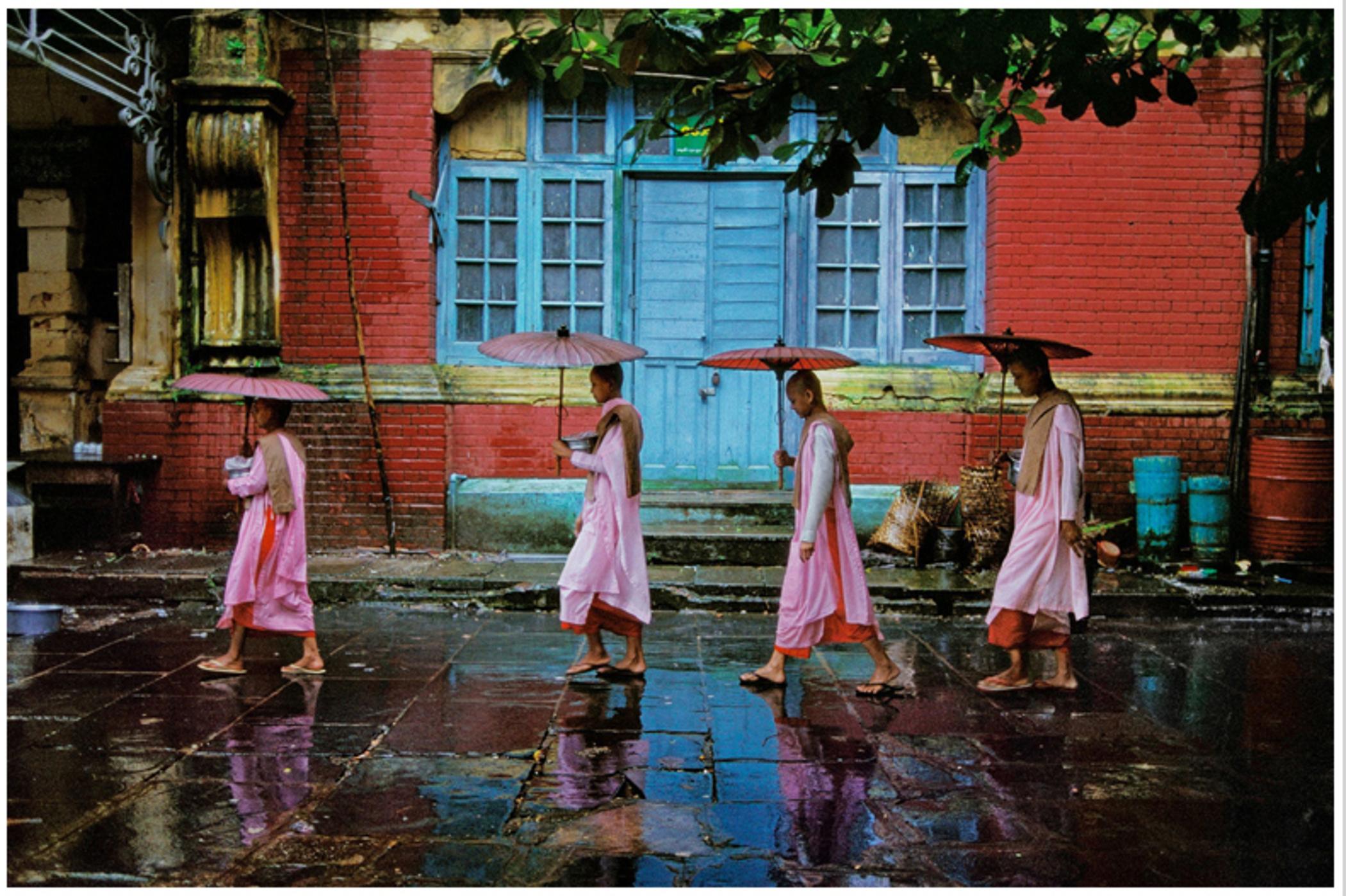 Prozession von Nonnen, Rangun, Birma, 1994 Signiert
von Steve McCurry

19  × 23 Zoll / 50 × 60 cm - Papierformat

Auflage von 90

Mit handsigniertem, datiertem Begleitlabel und Echtheitszertifikat.


Mit Echtheitszertifikat.

ungerahmt
Optionen für