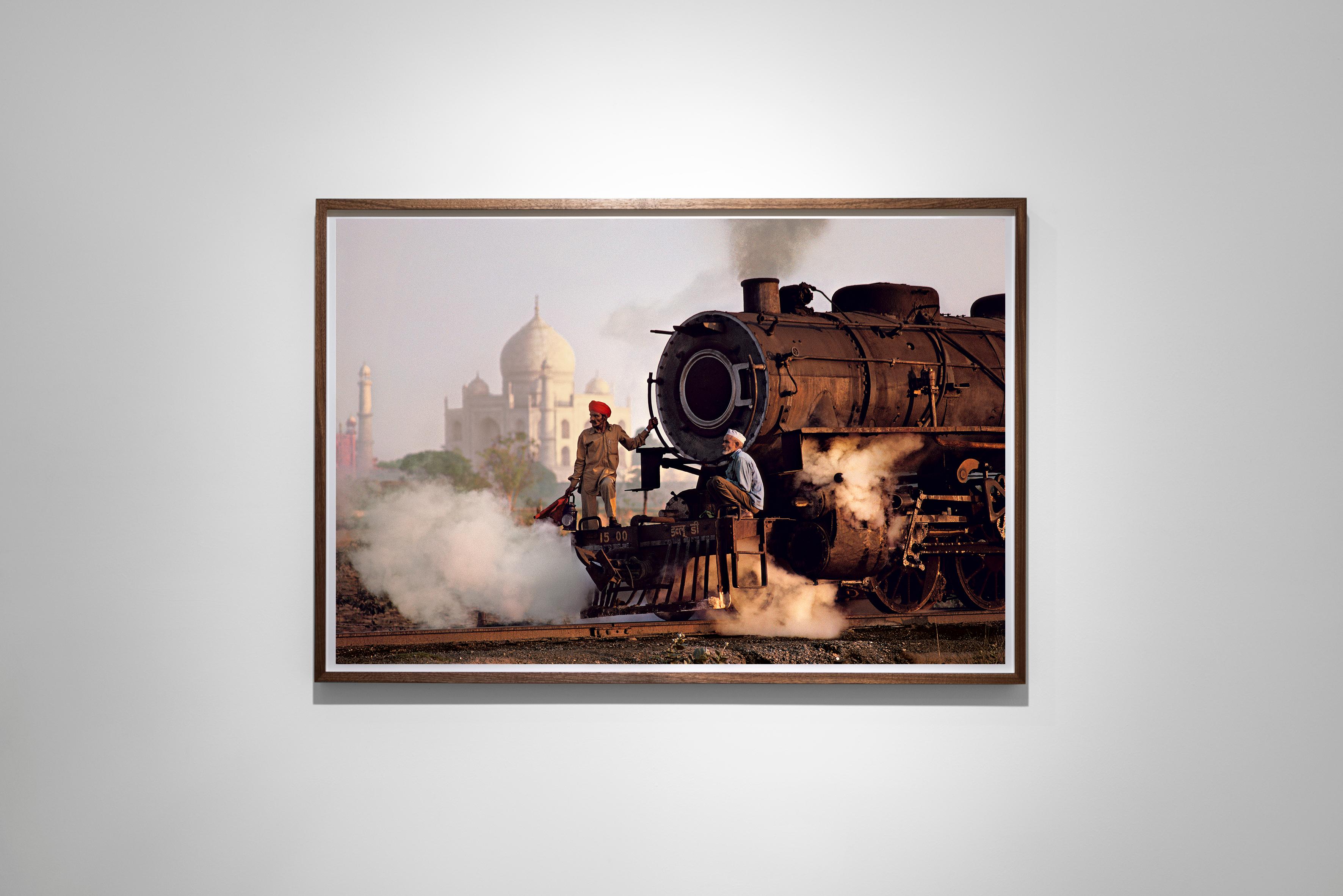 Taj and Train, Agra, Indien, 1983 – Steve McCurry (Farbfotografie) im Angebot 1