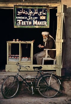 Vintage Teeth Maker in Kandahar, Afghanistan, 1998 - Steve McCurry (Colour Photography)