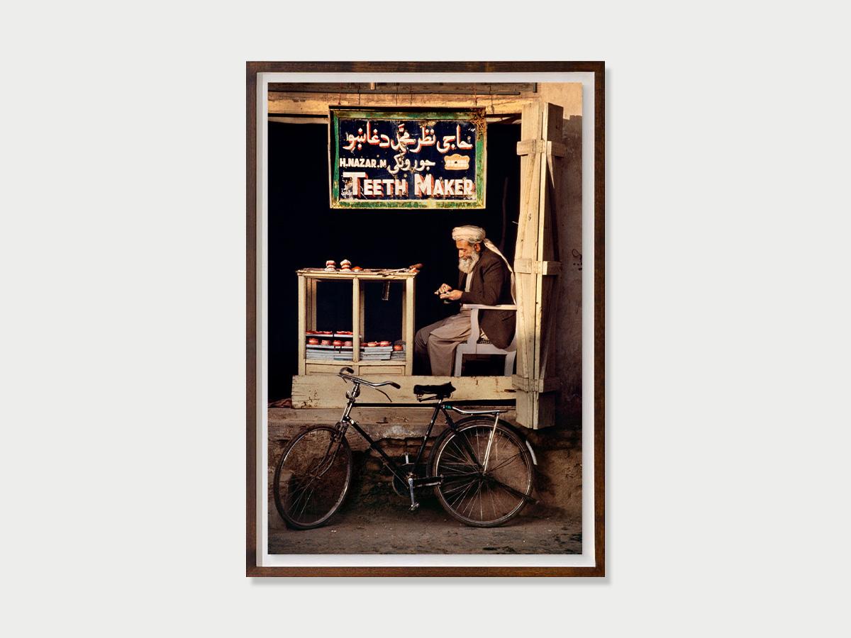 Teeth Maker in Kandahar, Afghanistan, 1998 - Steve McCurry (photographie couleur) en vente 1