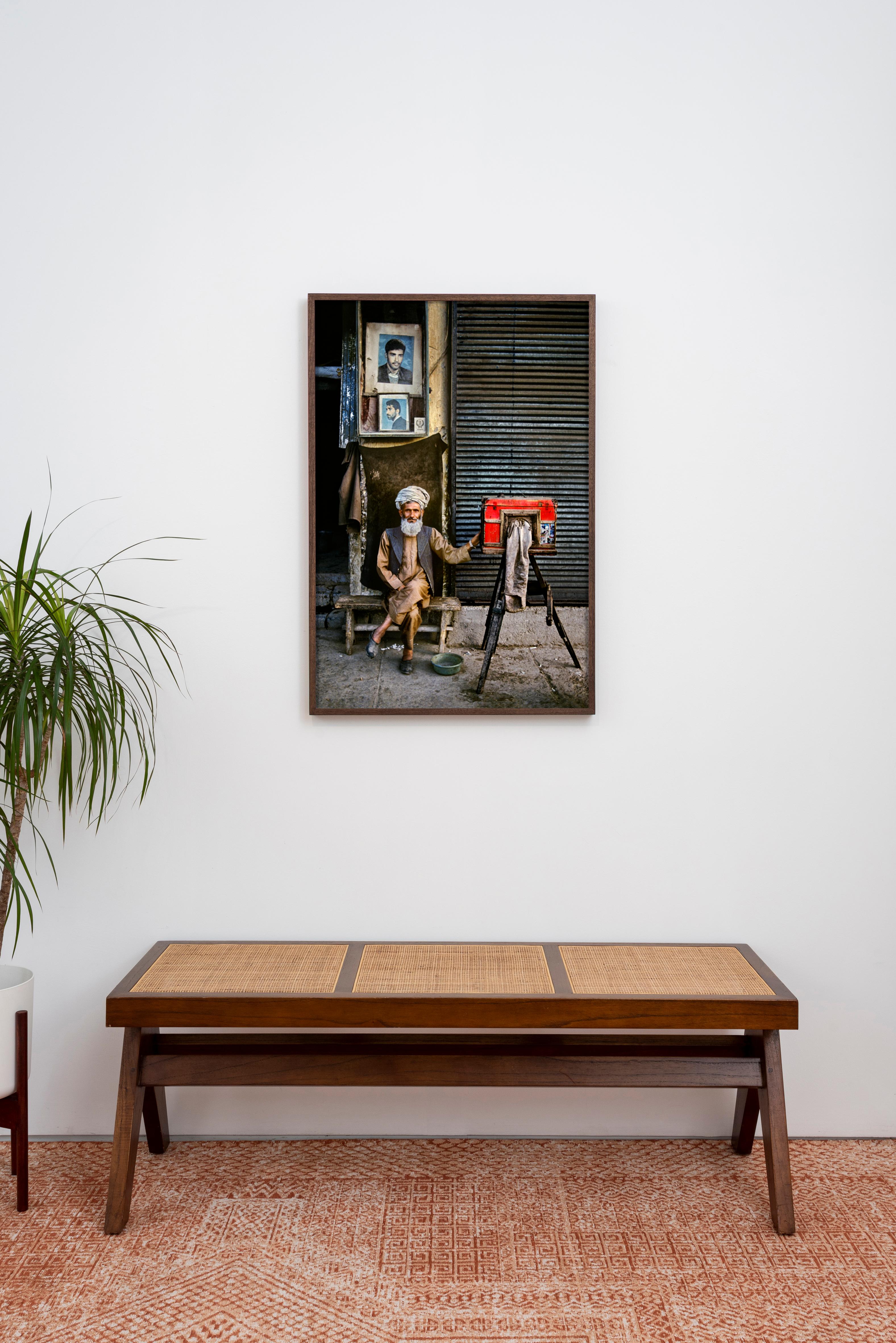 Teeth Maker in Kandahar, Afghanistan, 1998 - Steve McCurry (photographie couleur) en vente 3