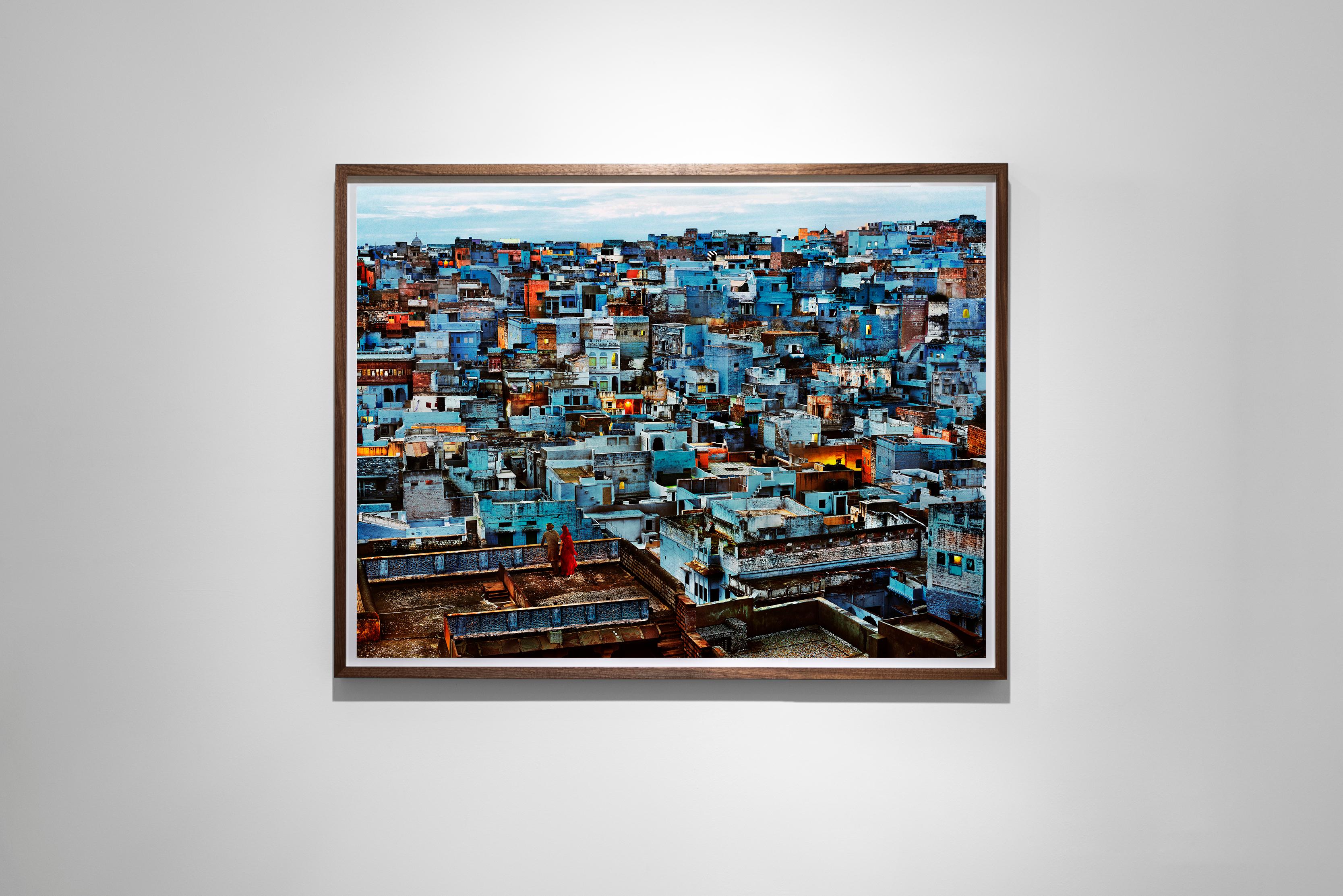 The Blue City, India, 2010 – Steve McCurry (Farbfotografie) im Angebot 1