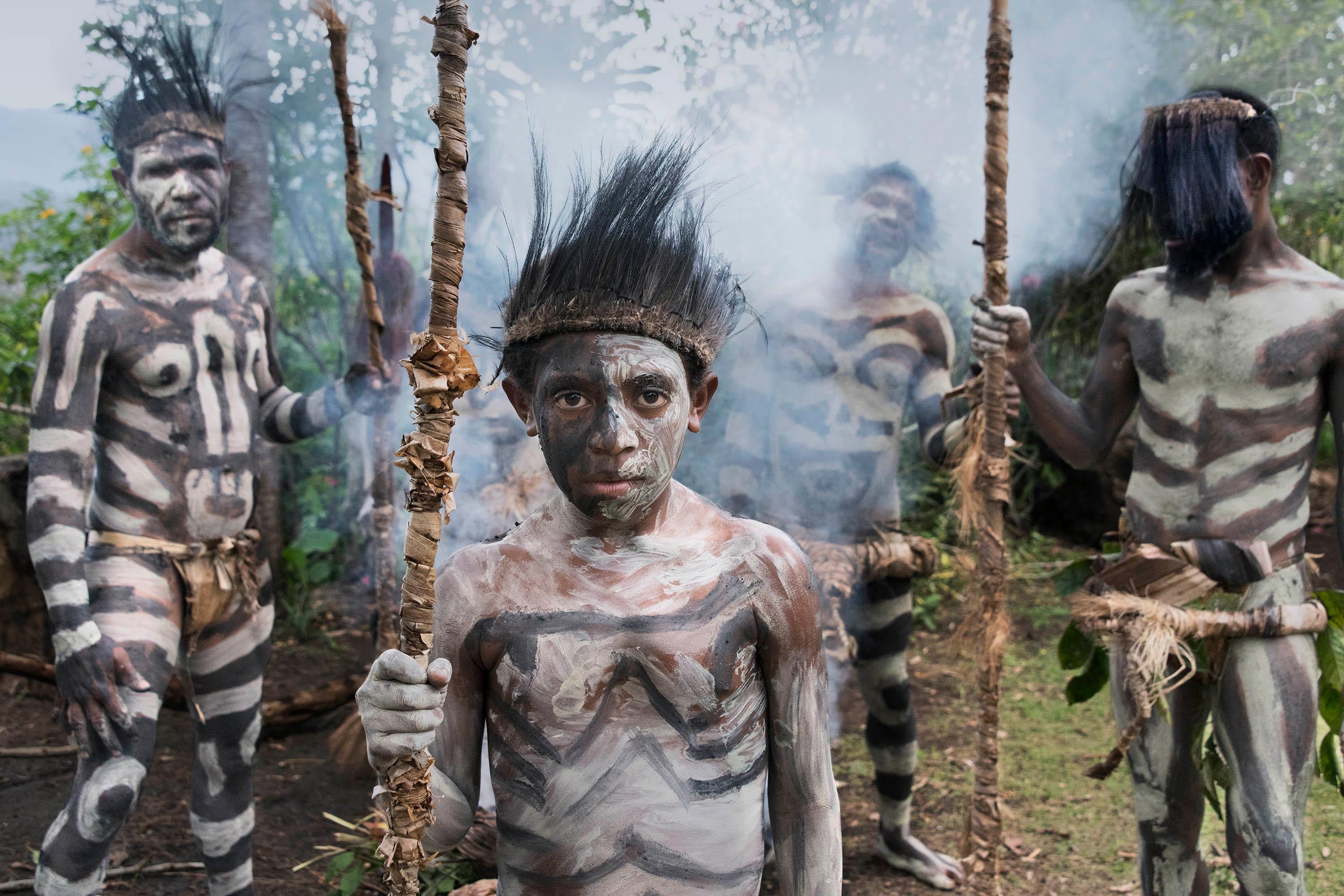 Steve McCurry Color Photograph – Der Himakauve-Stamme, Papua-Neuguinea