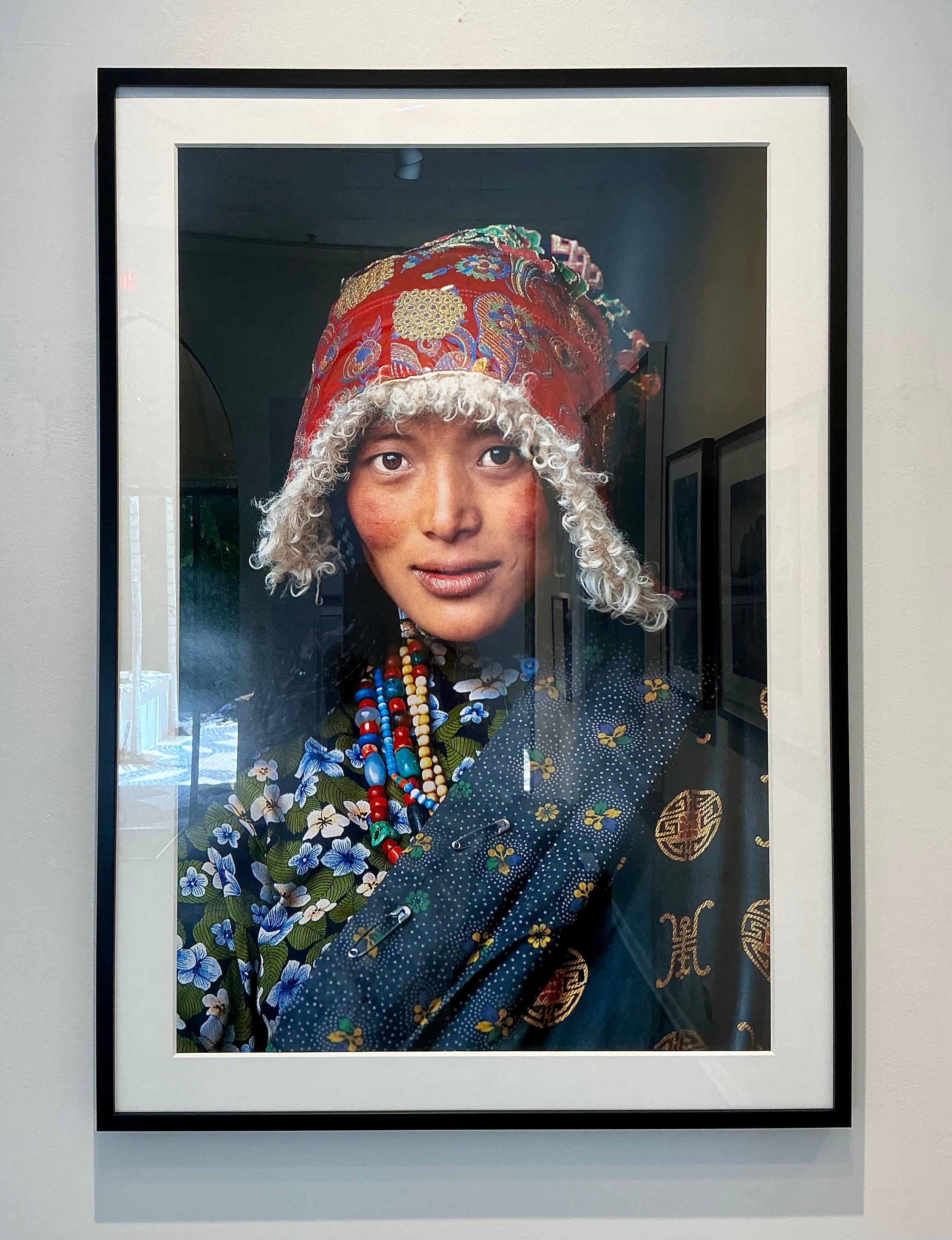 Tibetische Frau – Photograph von Steve McCurry