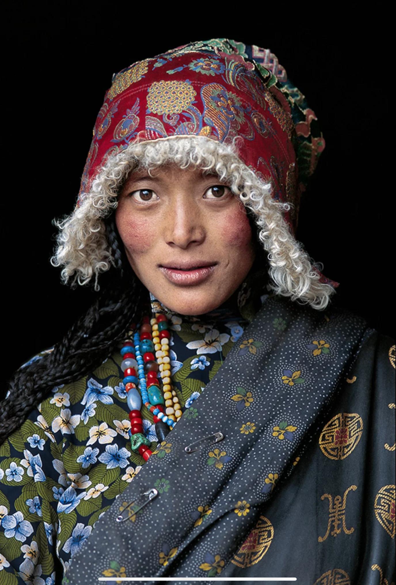 Steve McCurry Portrait Photograph – Tibetische Frau
