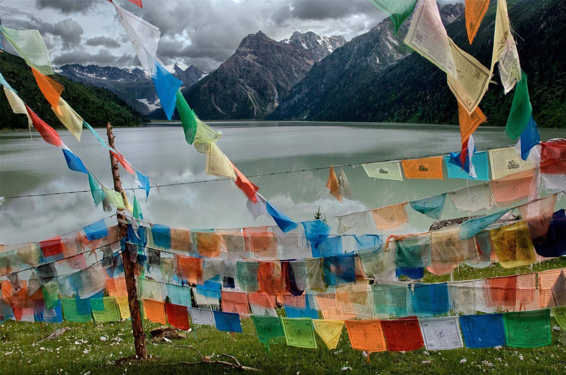 Color Photograph de Steve McCurry - Banderas de oración tibetanas, Tíbet