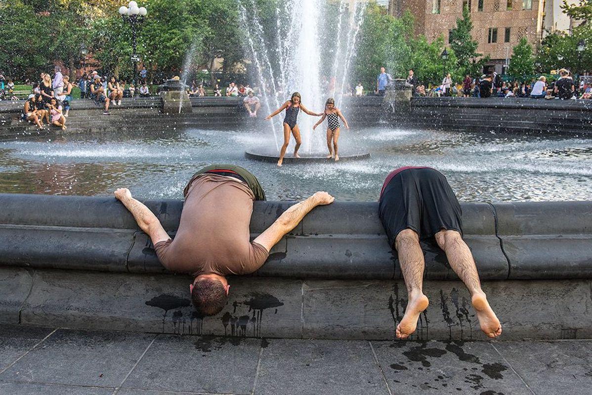 Steve McCurry Figurative Photograph – Zwei Männer im Washington Square Park, New York, NY