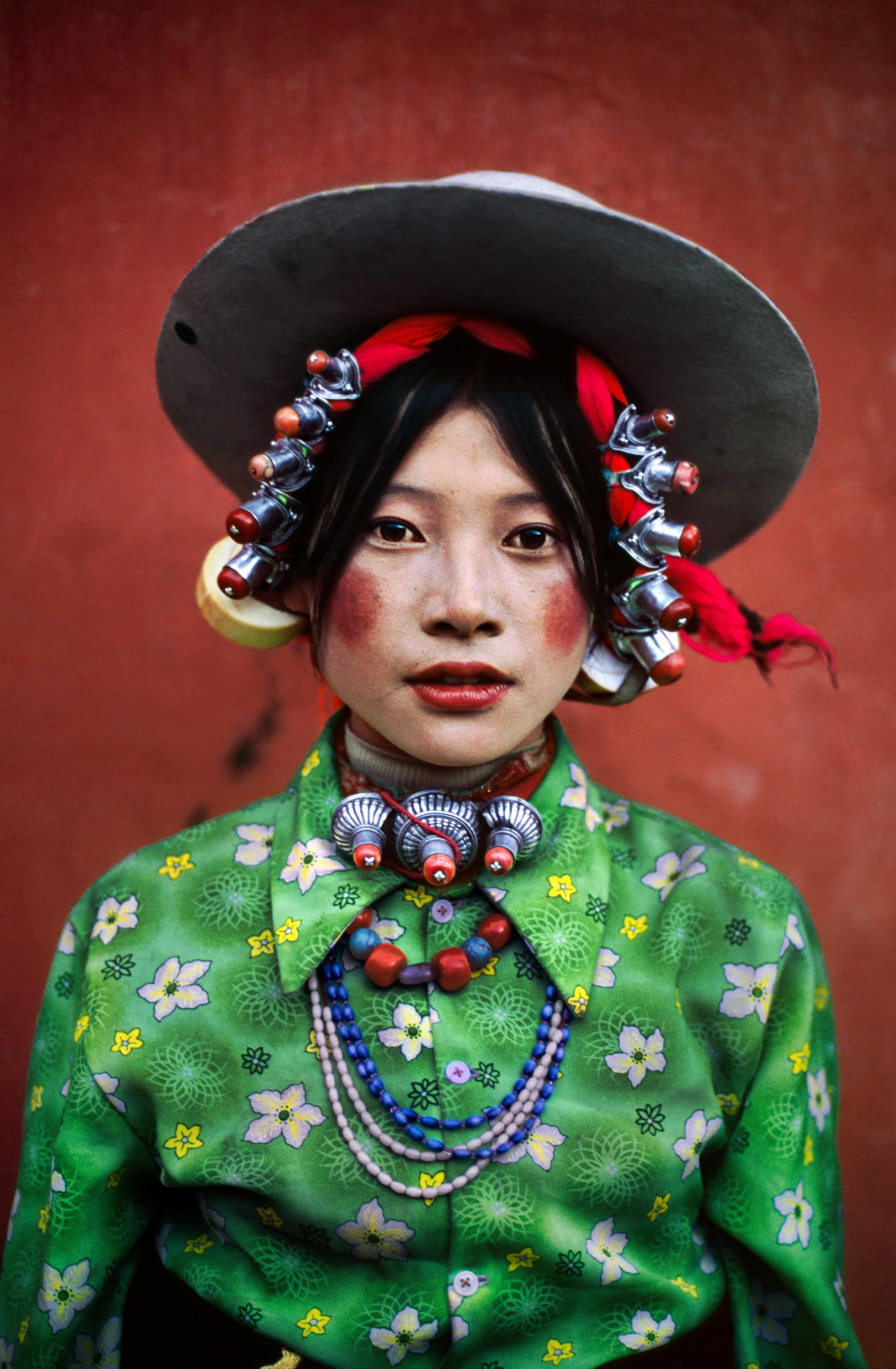 Femme lors d'un festival du cheval, Tagong, Tibet, 1999  - Steve McCurry 
Signé et apposé avec le label d'édition du photographe et numéroté au verso. 
A.I.C.C. numérique 

20 x 24 pouces papier, édition de 30 
30 x 40 pouces papier, édition de