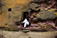 Steve McCurry: „Eine Frau in eine mittelalterliche, hochgehauene Kirche“