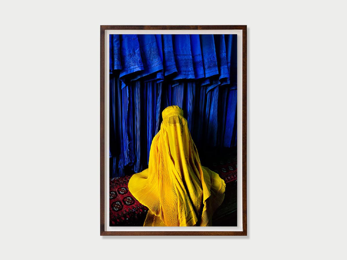 Woman in Canary Burqa, Afghanistan, 2002 - Steve McCurry (photographie couleur) en vente 1