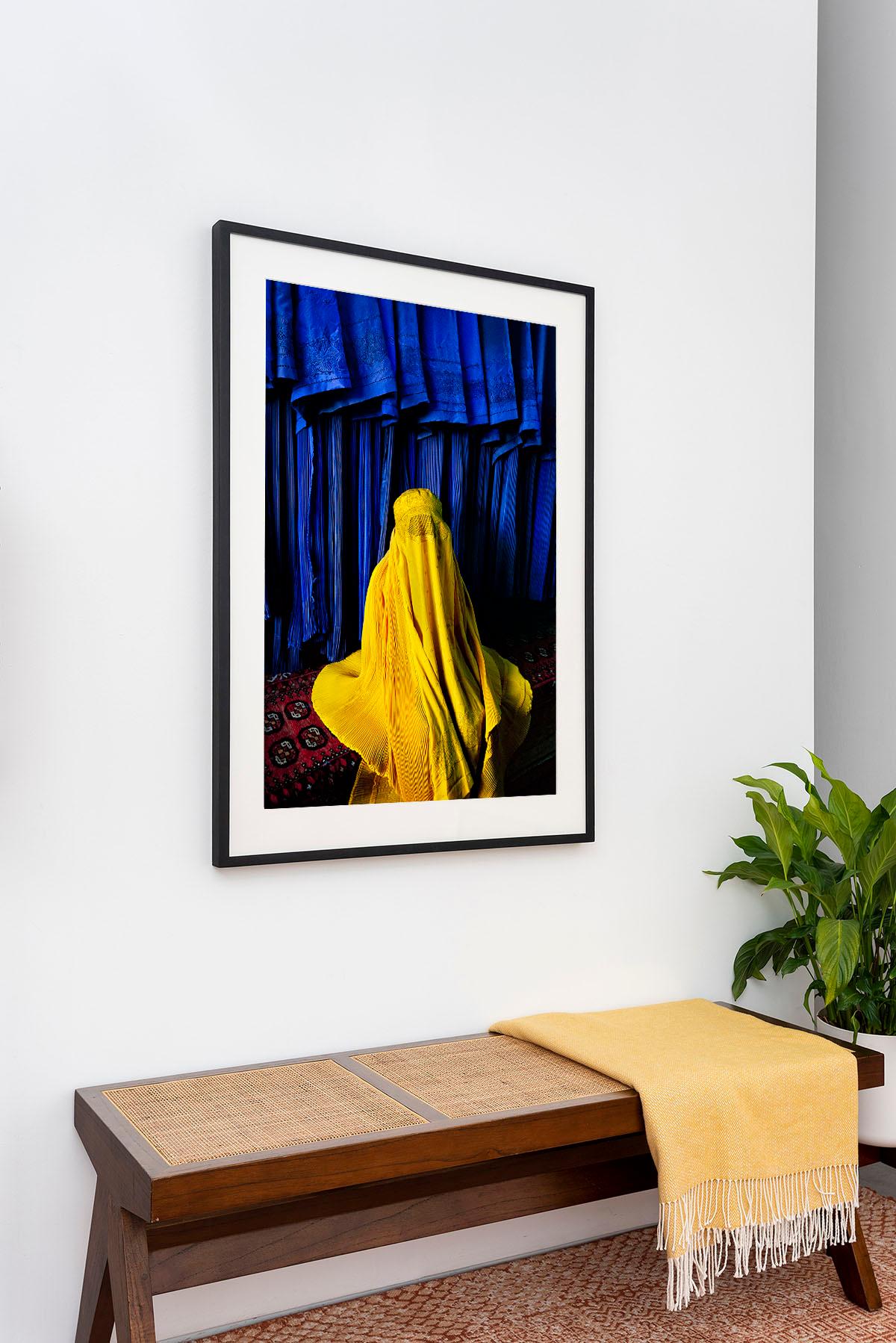 Woman in Canary Burqa, Afghanistan, 2002 - Steve McCurry (photographie couleur) en vente 3