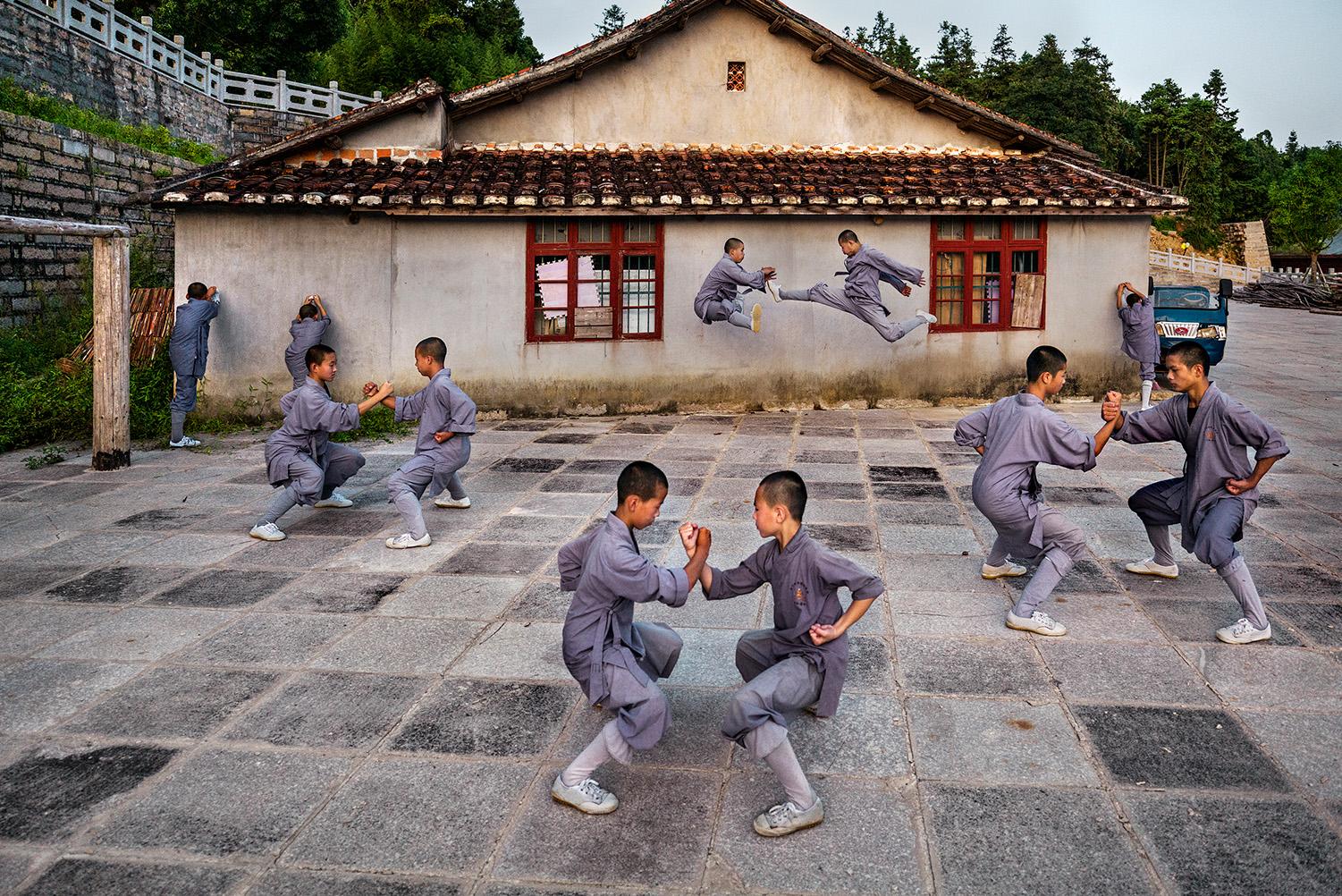 Steve McCurry Figurative Photograph – Junge Praktizierende der Shaolin Tagou Kampfkunstschule