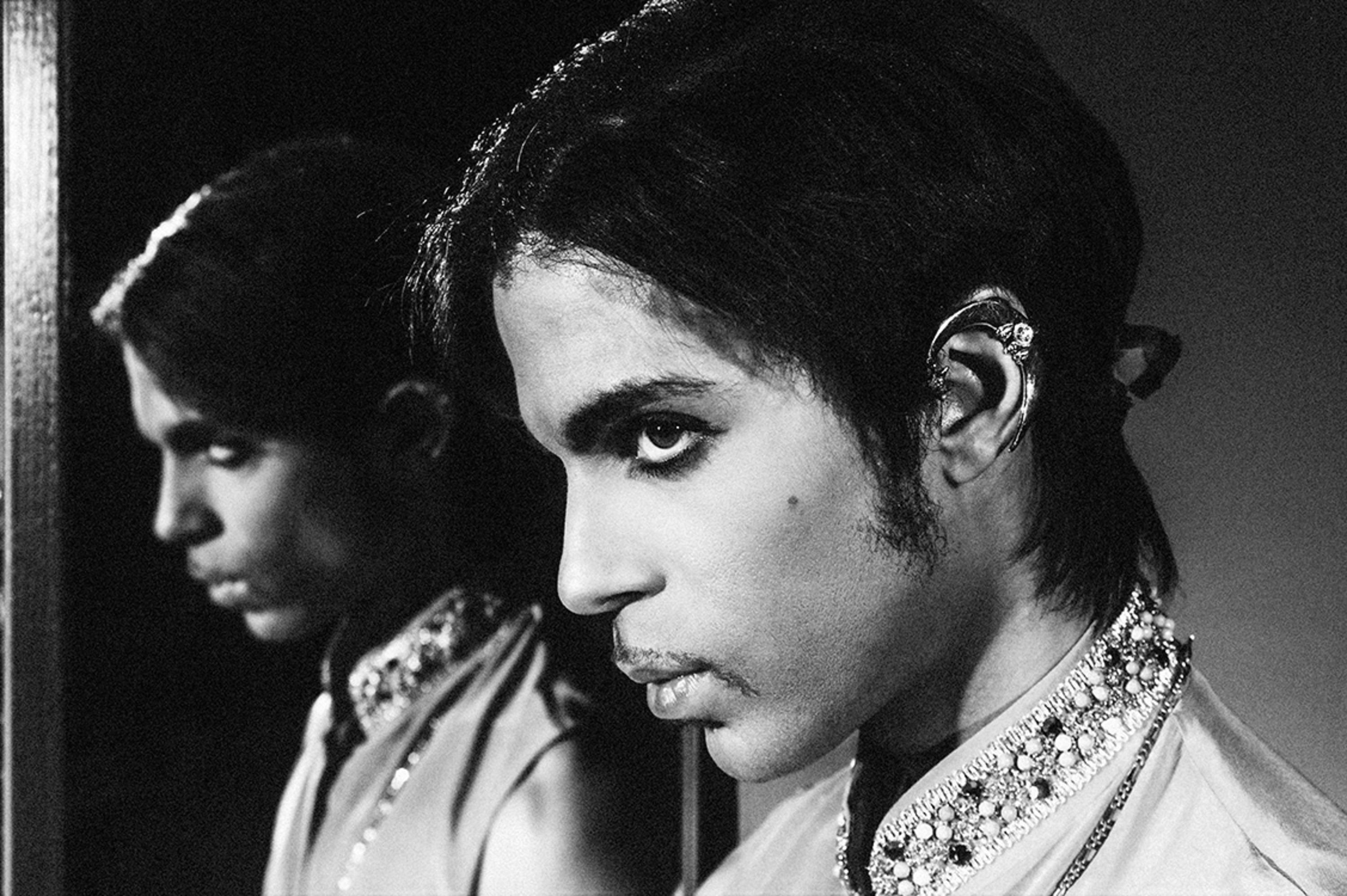 Porträt des amerikanischen Singer-Songwriters, Multiinstrumentalisten und Plattenproduzenten Prince.

Verfügbare Größen: 
12 "x16" Auflage von 25
16 "x20" Auflage von 25
20 "x24" Auflage von 25
30 "x40" Auflage von 25
40 "x60" Auflage von 25
48