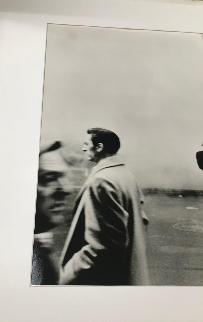 Steve Schapiro Signierter ikonischer Silber-Gelatinedruck mit Silber-Gelatinedruck „Three Men, New York 1961“ im Zustand „Gut“ im Angebot in Studio City, CA
