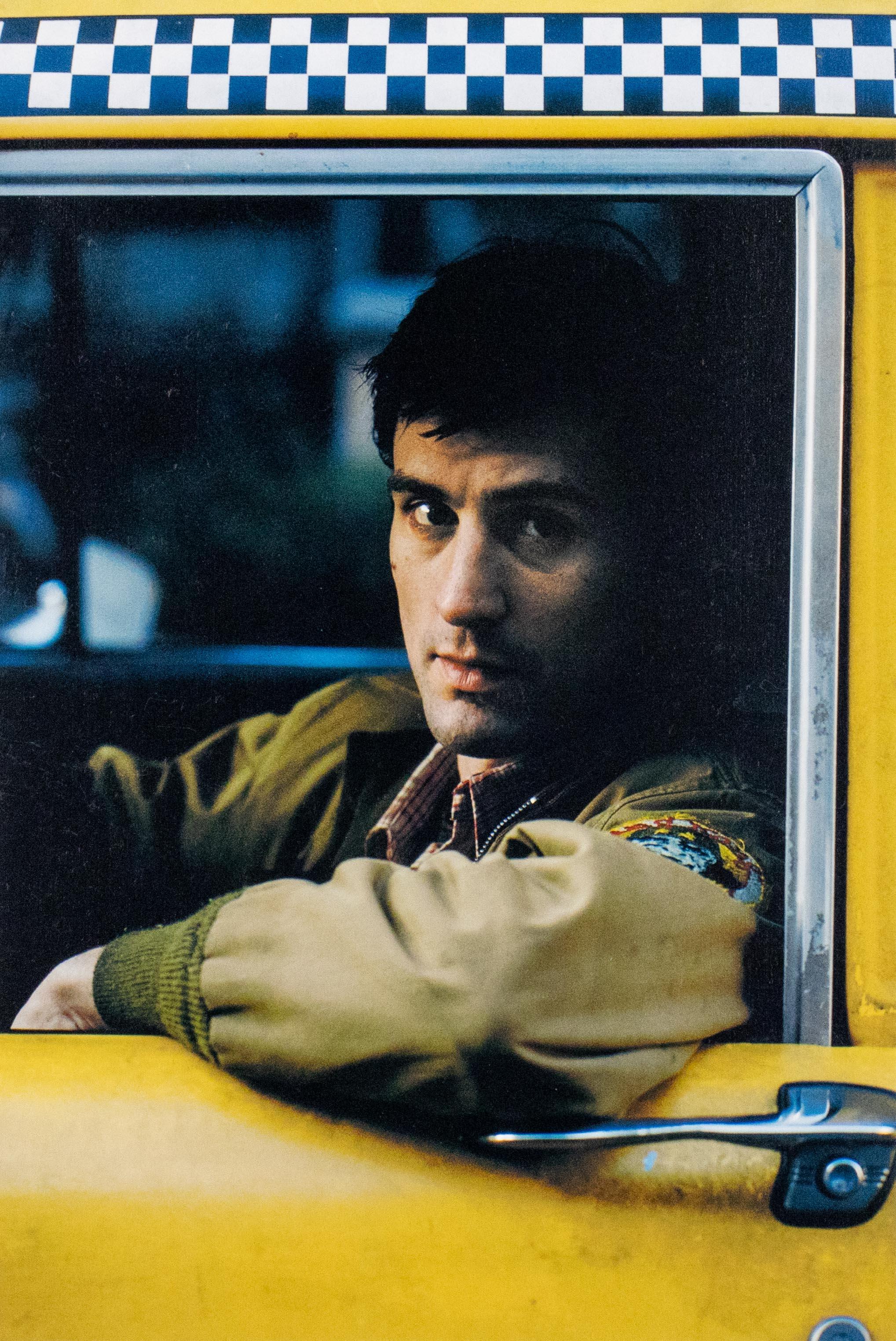 Robert DeNiro als Taxifahrer – handsignierte Fotografie – Photograph von Steve Schapiro