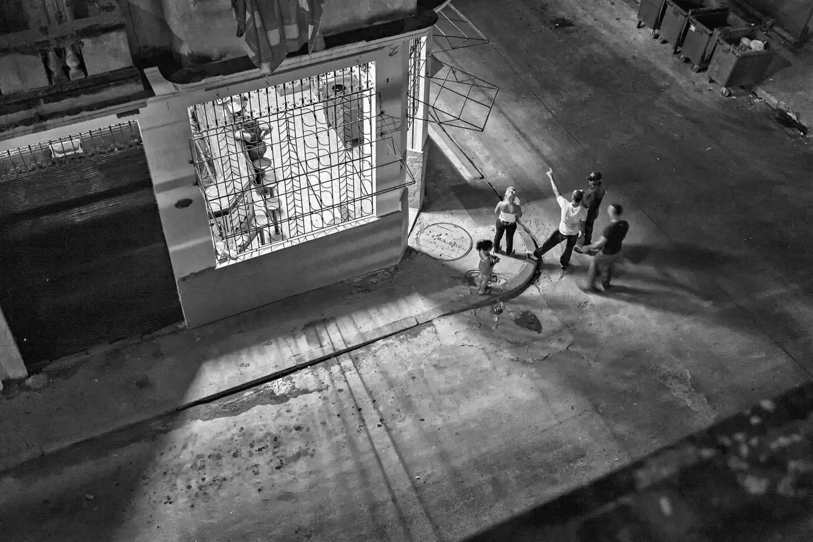 Steve Schlackman Black and White Photograph - Balcon Con Vista