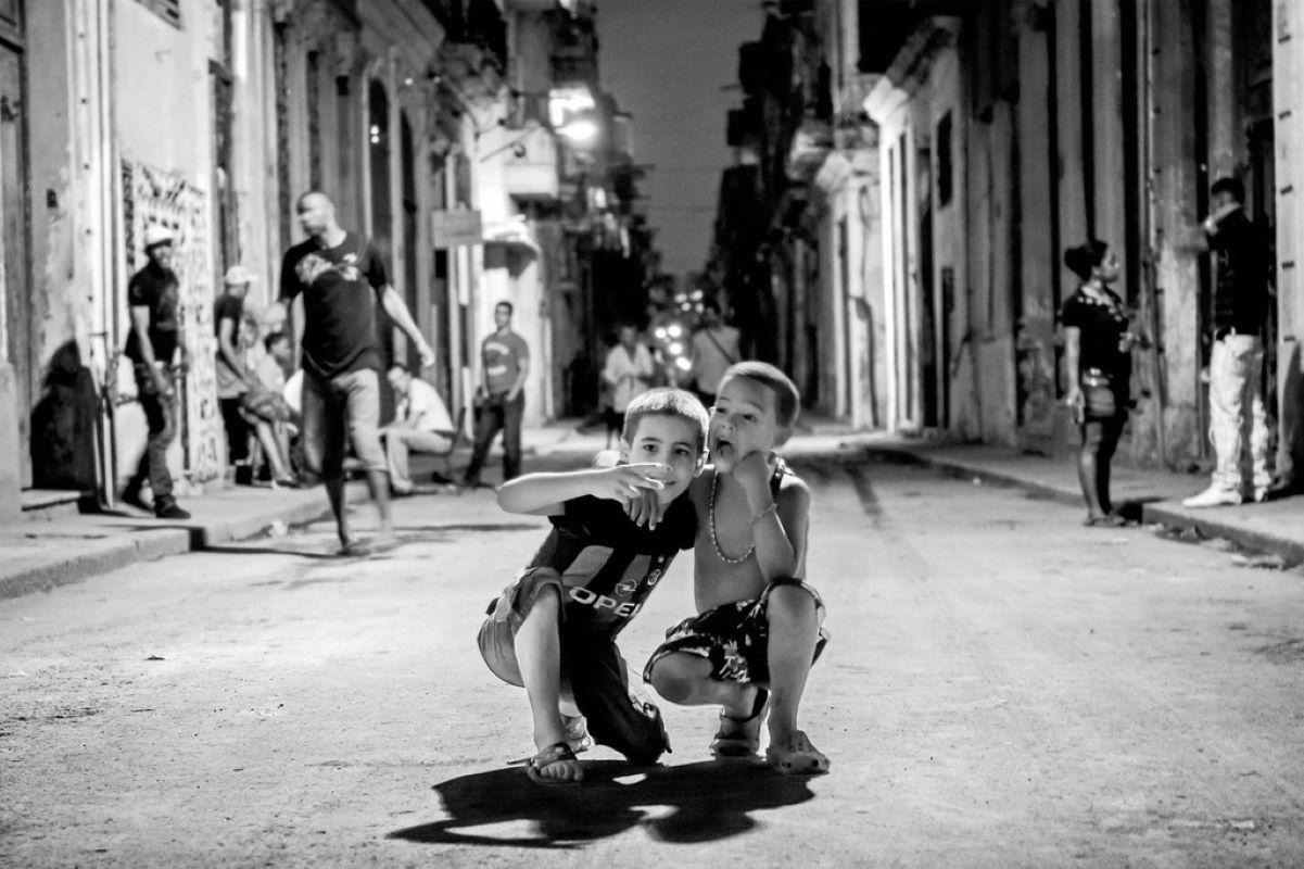 Steve Schlackman Black and White Photograph - Ninos de la Calle 1