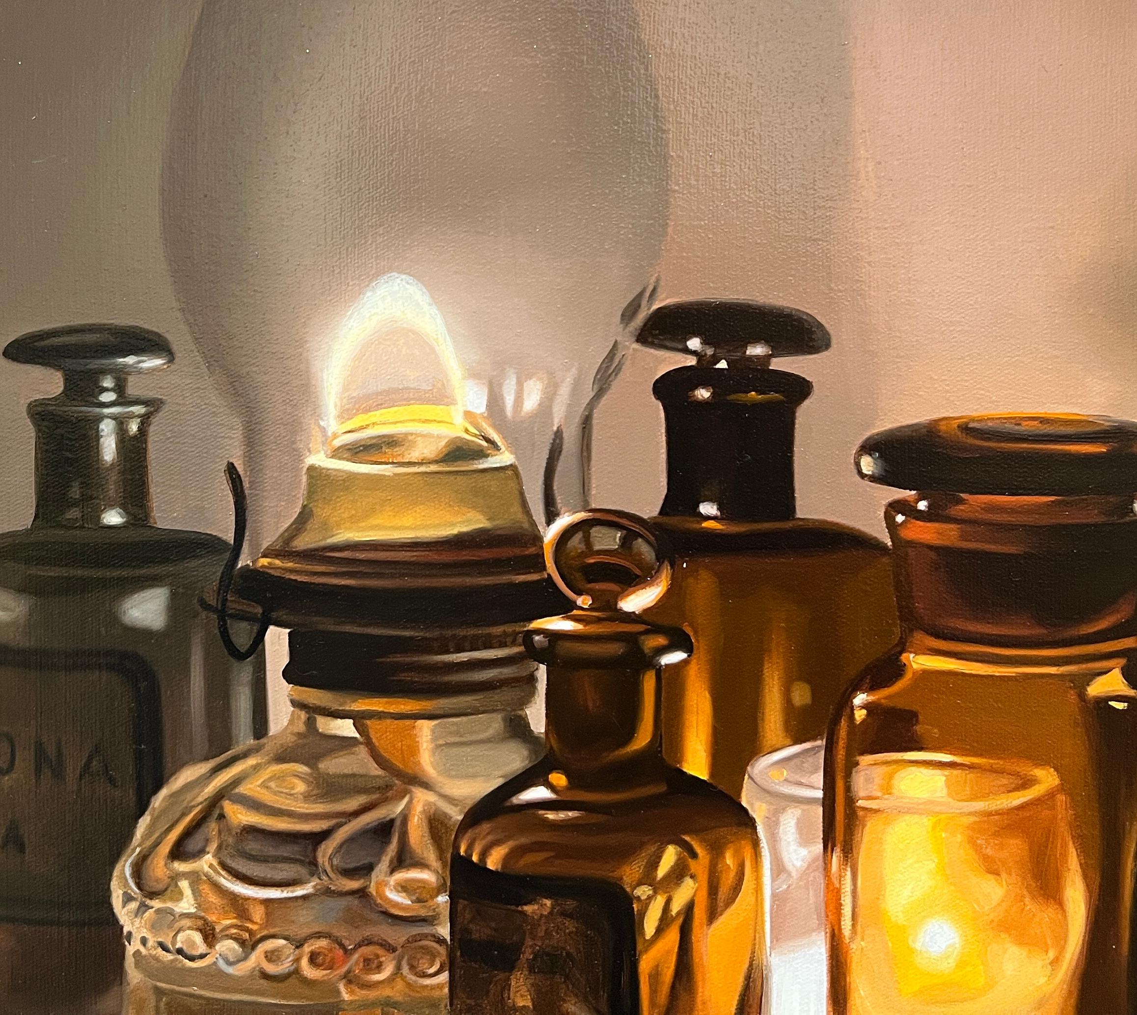 STUDIO CANDELA - Fotorealismo / Natura morta di candele vintage / Bottiglie di vetro - Still-Life Painting Marrone di Steve Smulka