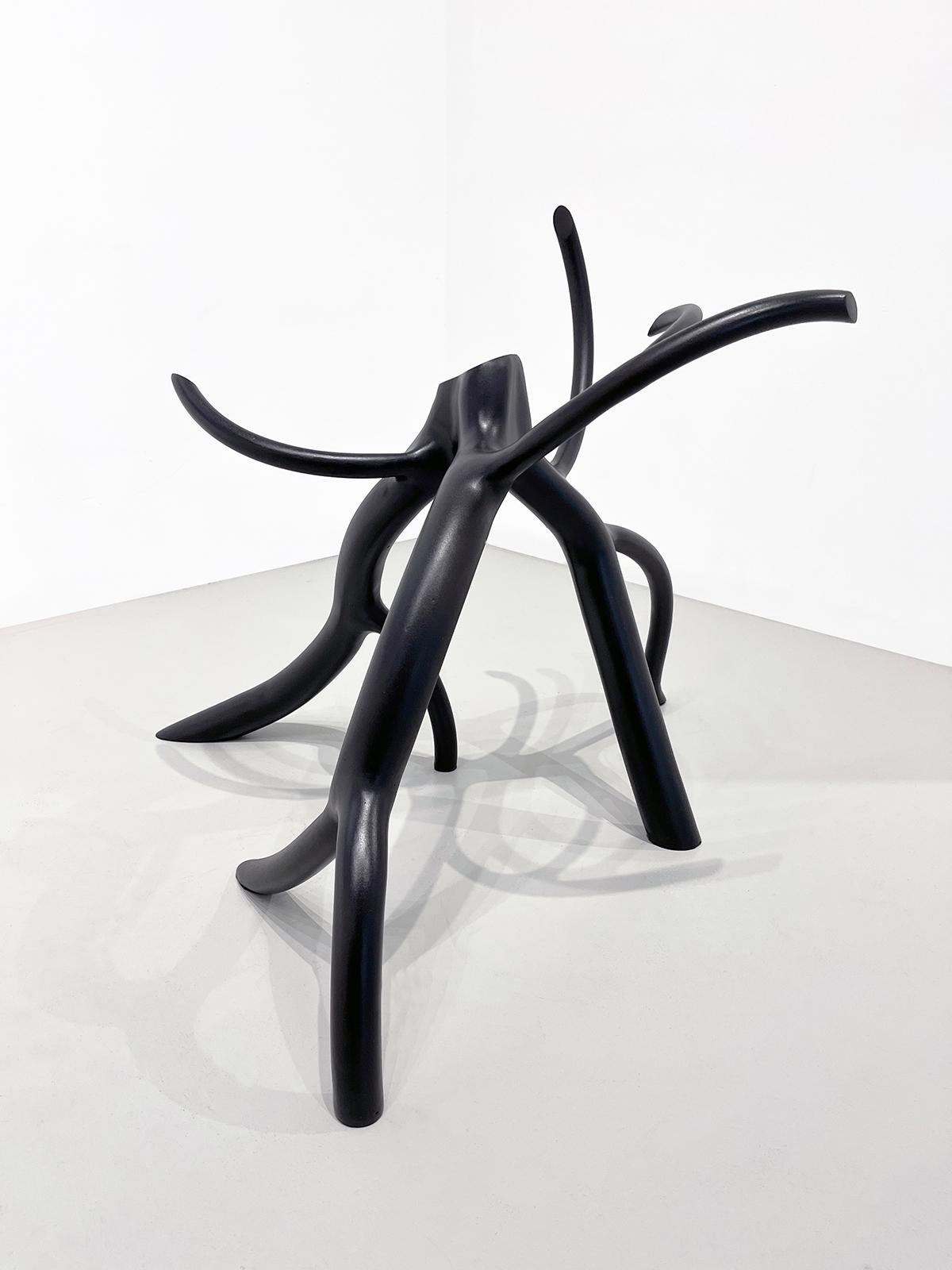 Piccola scultura modernista nera di radice d'albero in acciaio saldato, arte astratta