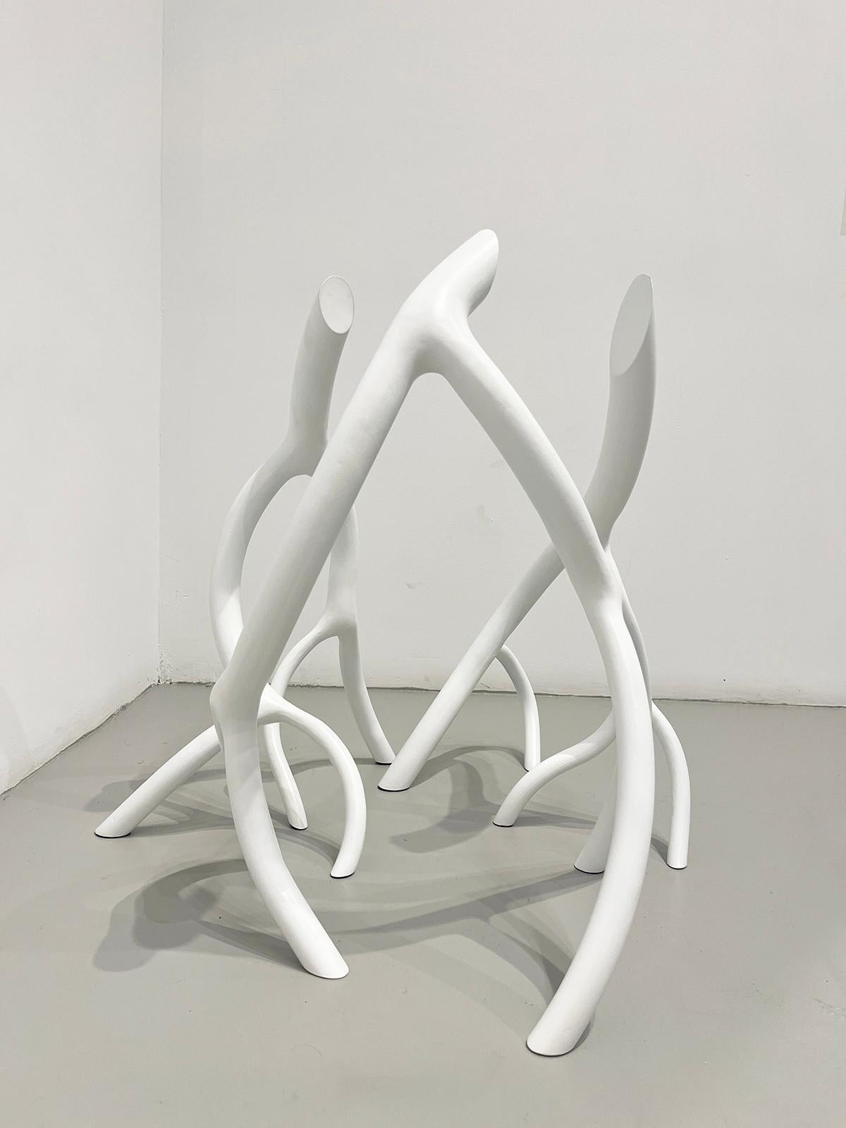 Piccola scultura di radice d'albero modernista di colore bianco in acciaio saldato, arte astratta