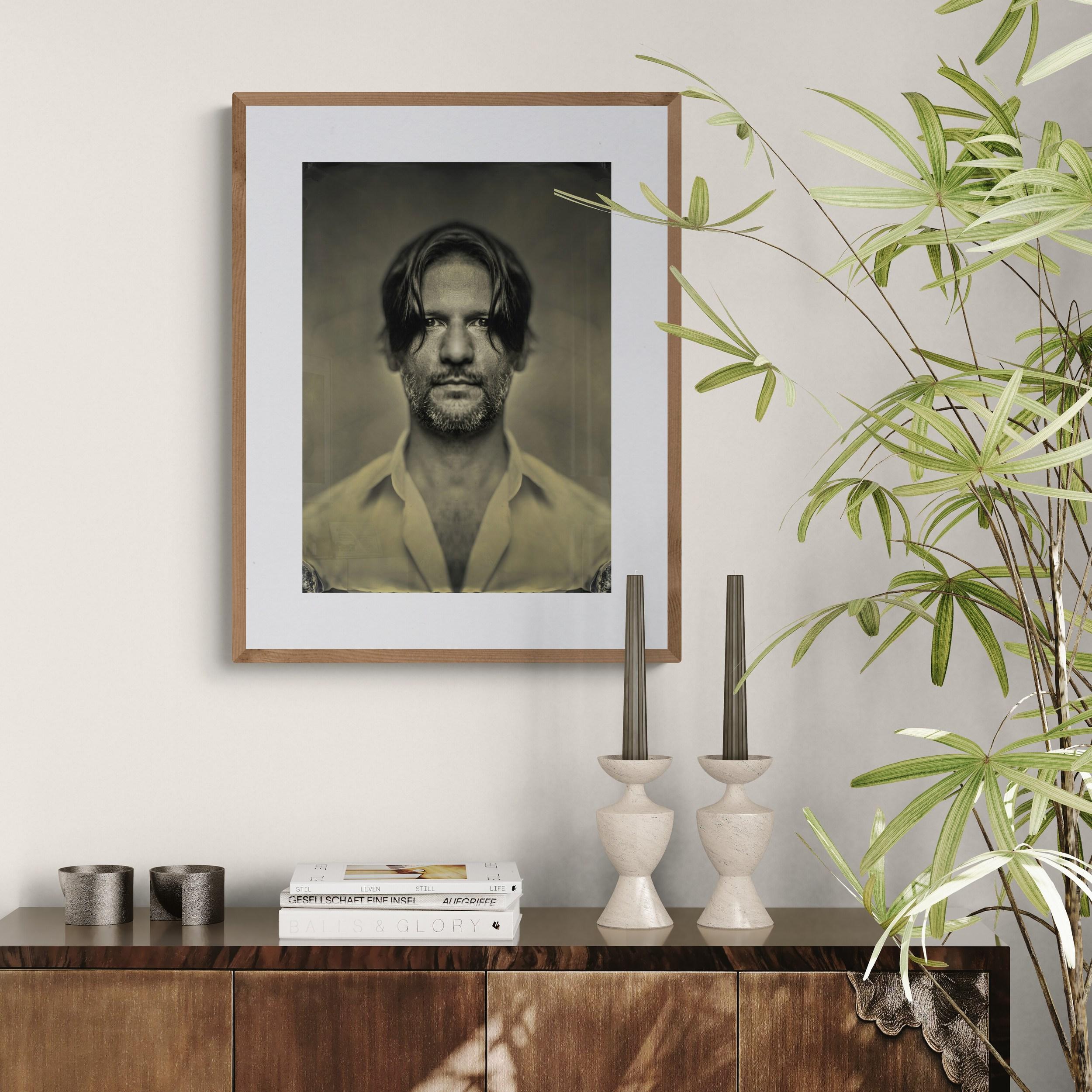 Steve Wilson
Logan (Portrait, Doux, Sépia)
Impression pigmentaire d'archives sur papier d'archives
Année : 2016
Taille visible : 18 x 13 pouces (45.72 x 33.02 cm)
Format encadré : 26 x 21 x 0.75 pouces (66.04 x 53.34 x 1.91 cm)
Édition : 1/6
Signé