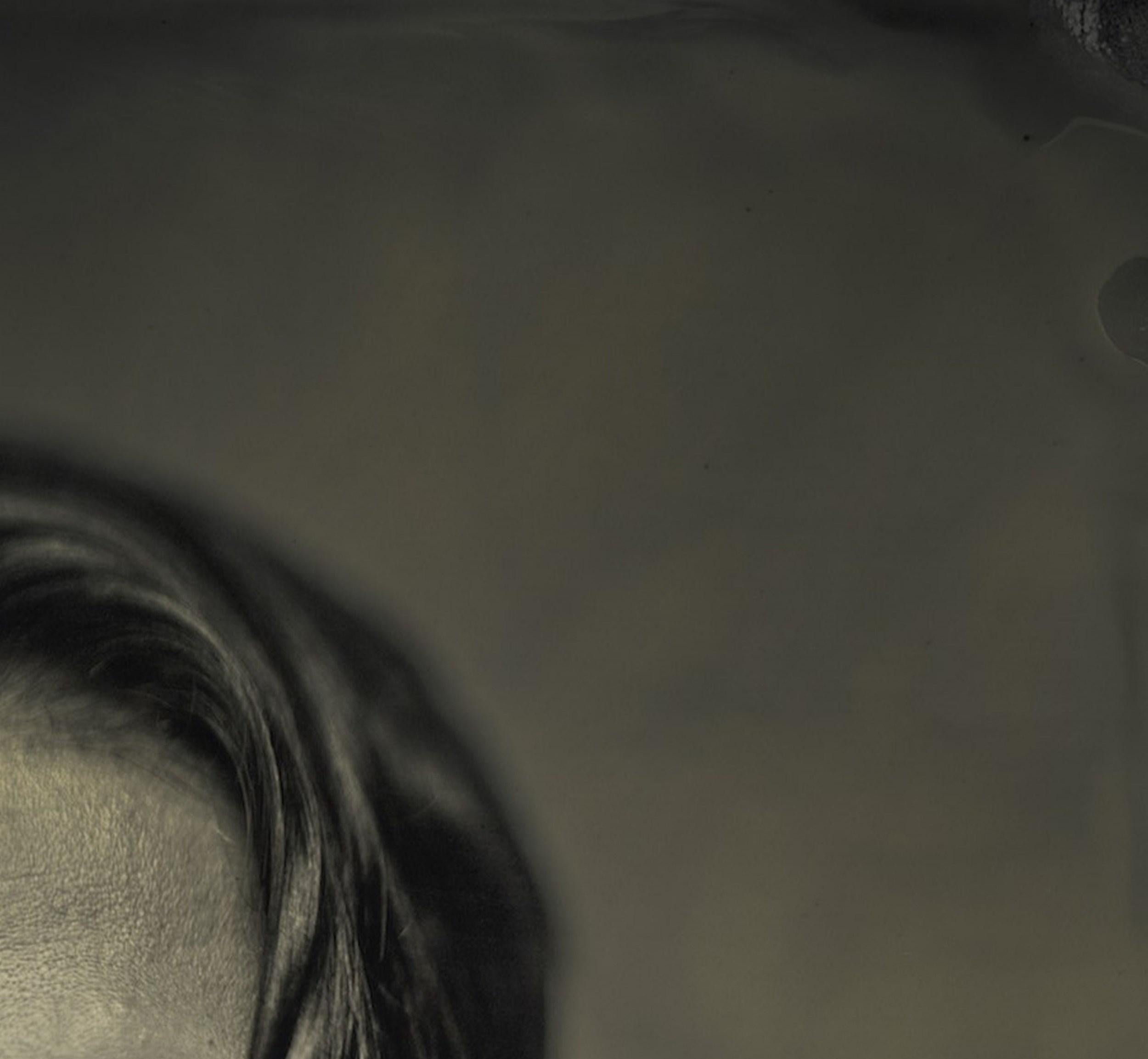 Logan (Portrait, Doux, Sépia) en vente 5