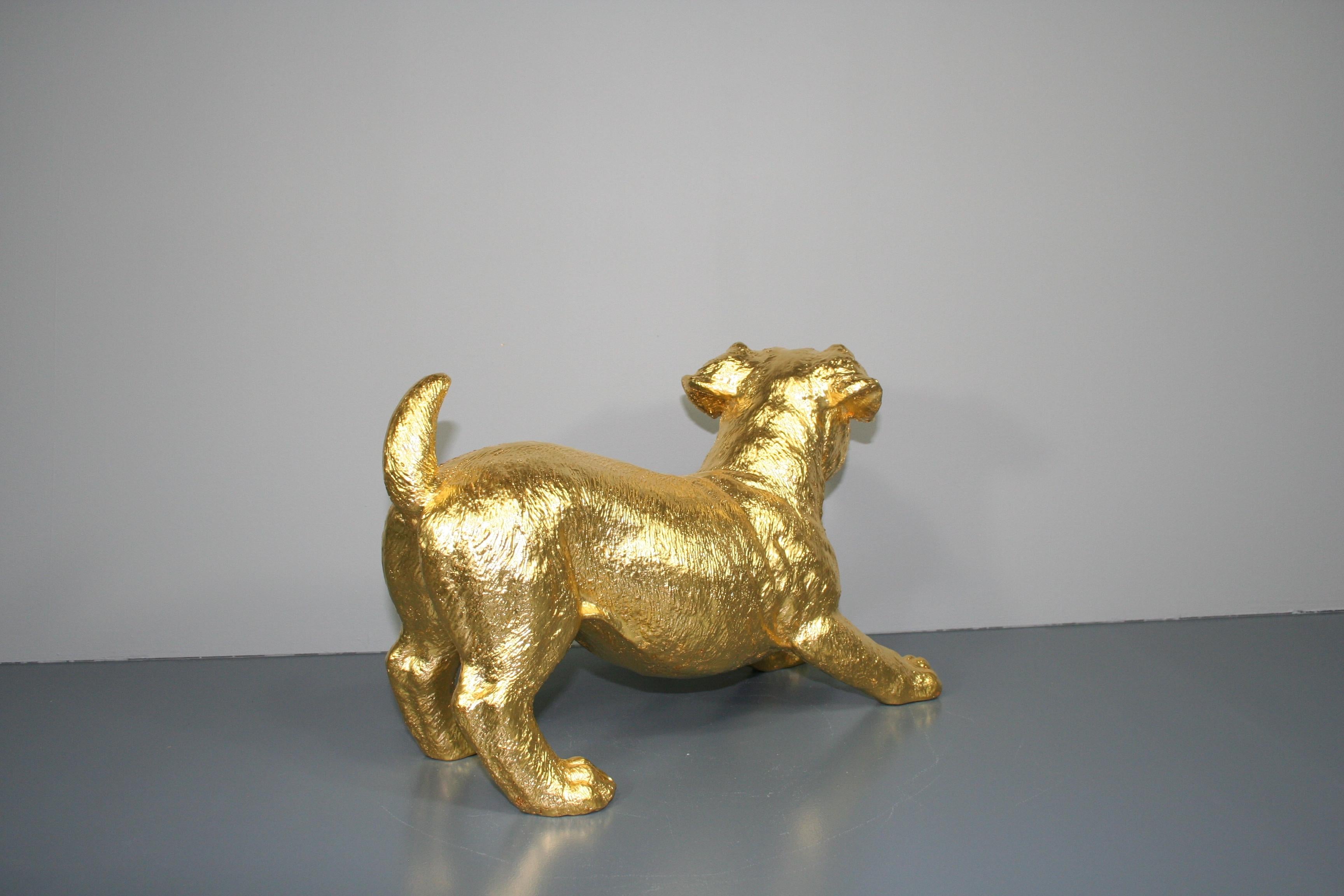 Traditionelles vergoldetes Hundepaar mit 24k Blattgold. Diese beiden können sowohl außen als auch innen angebracht werden. Die Maße betragen ca. 23 x 15 x 37 cm pro Figur.