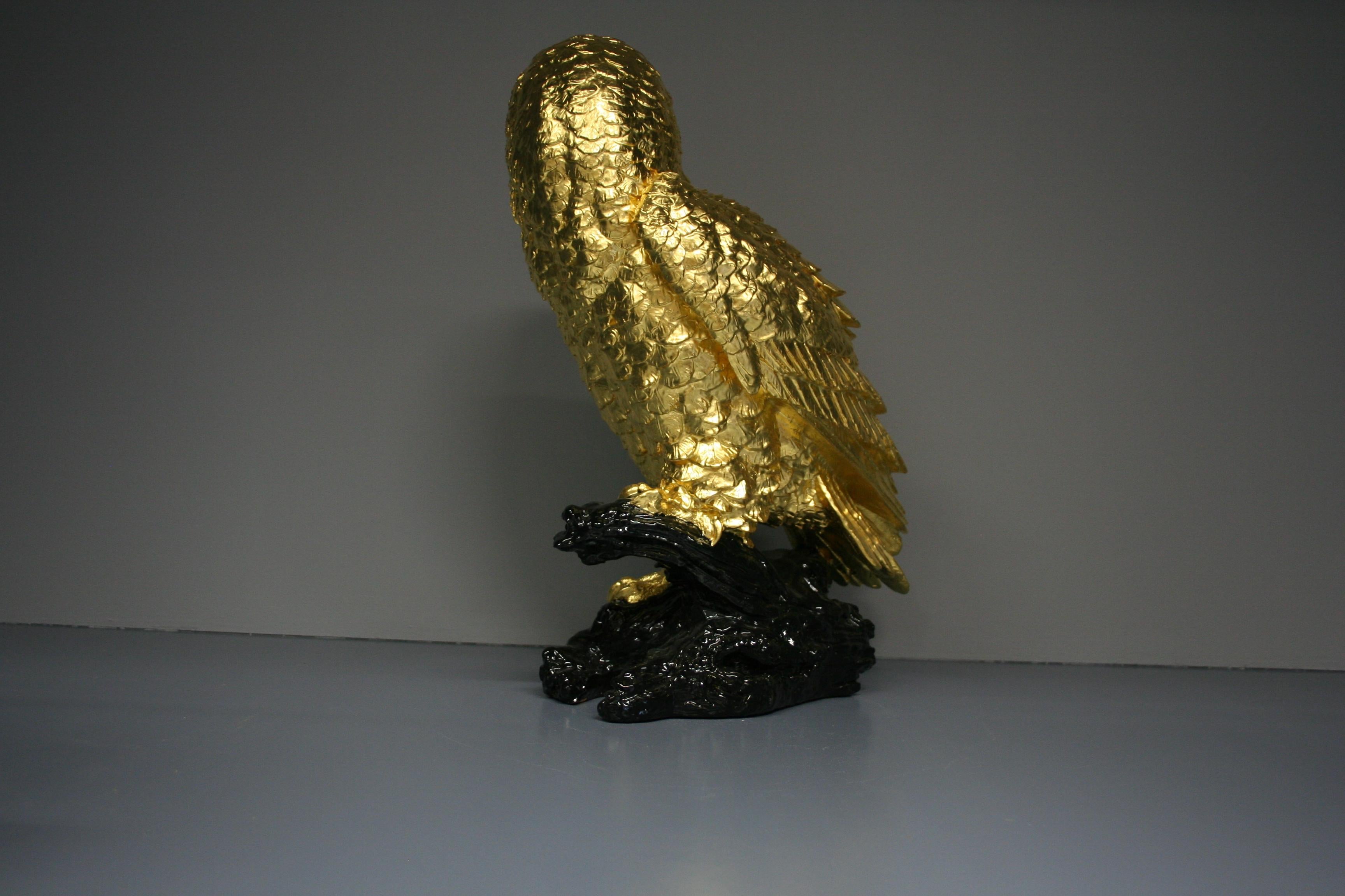 Hibou traditionnel plaqué or avec feuille d'or 24k. Ce hibou peut être placé aussi bien à l'extérieur qu'à l'intérieur. Les dimensions sont d'environ 42 x 16 x 30 cm.