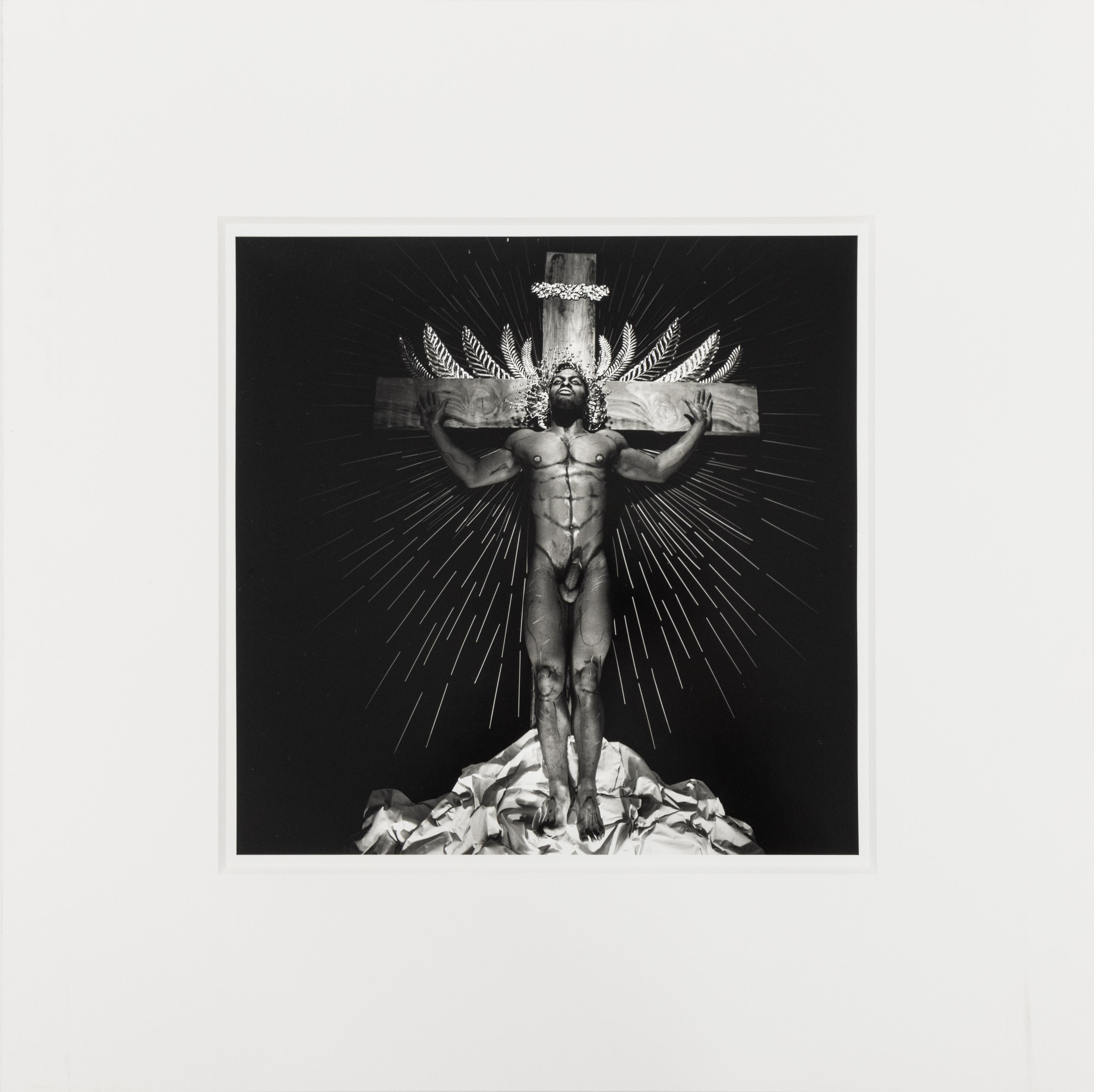 Primer Jesús Negro, fotografía de retrato escenificado en blanco y negro de Steven Arnold. en venta 1