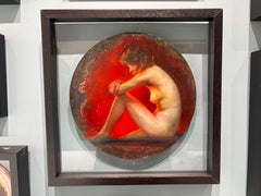 „Nude Tondo“ – figuratives Gemälde einer nackten Frau, die die Knie an die Brust zieht, rot