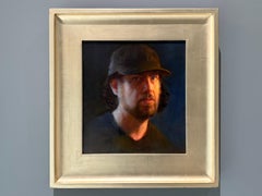 „Self-Portrait“, Ölgemälde, Steven Assael, schwarzer Hut, blauer Hintergrund, gerahmt