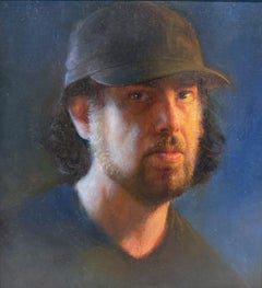 „Self-Portrait“, Ölgemälde, Steven Assael, schwarzer Hut, blauer Hintergrund, gerahmt