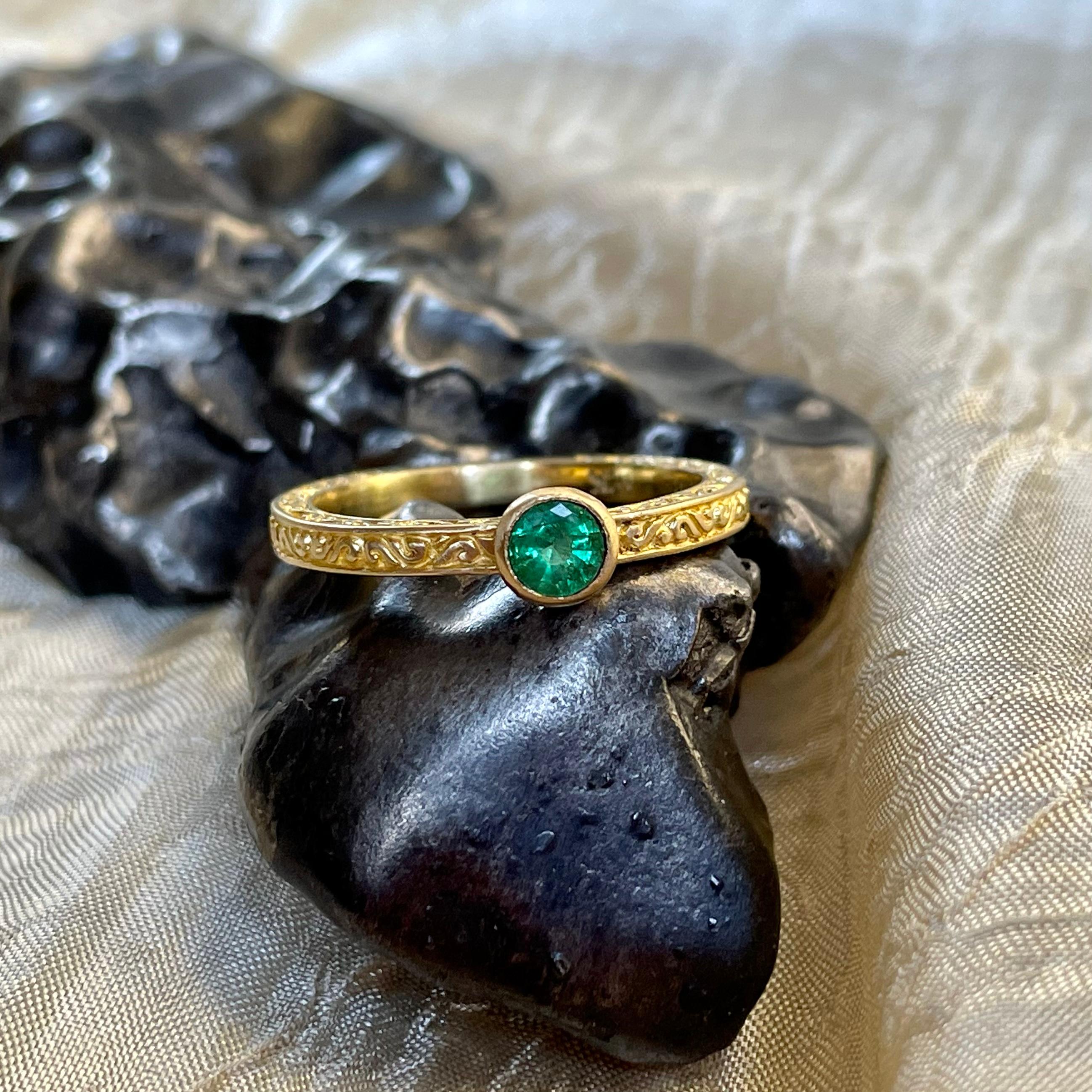 Women's or Men's Steven Battelle 0.3 Carat Emerald 18K Ring For Sale