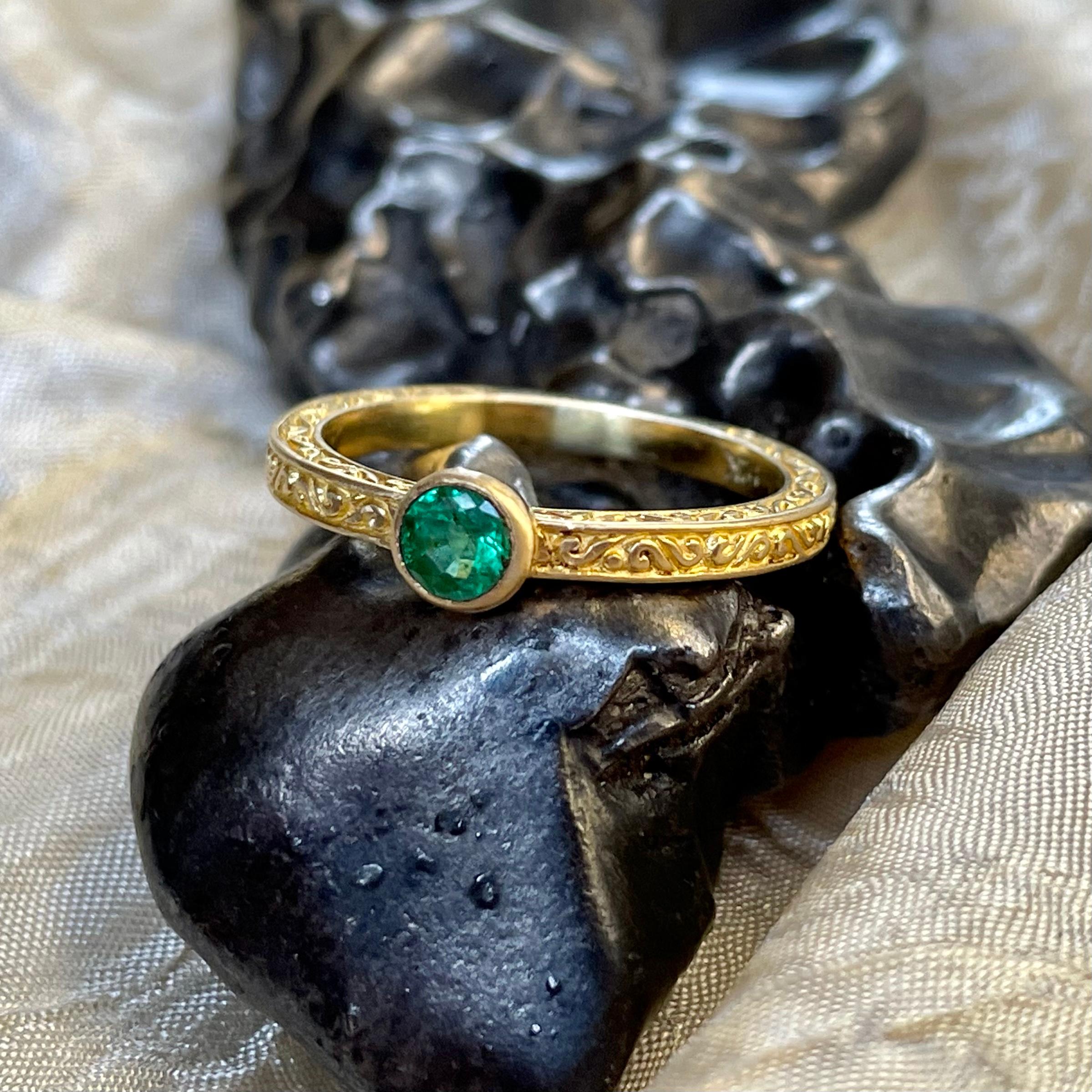 Steven Battelle 0.3 Carat Emerald 18K Ring For Sale 1
