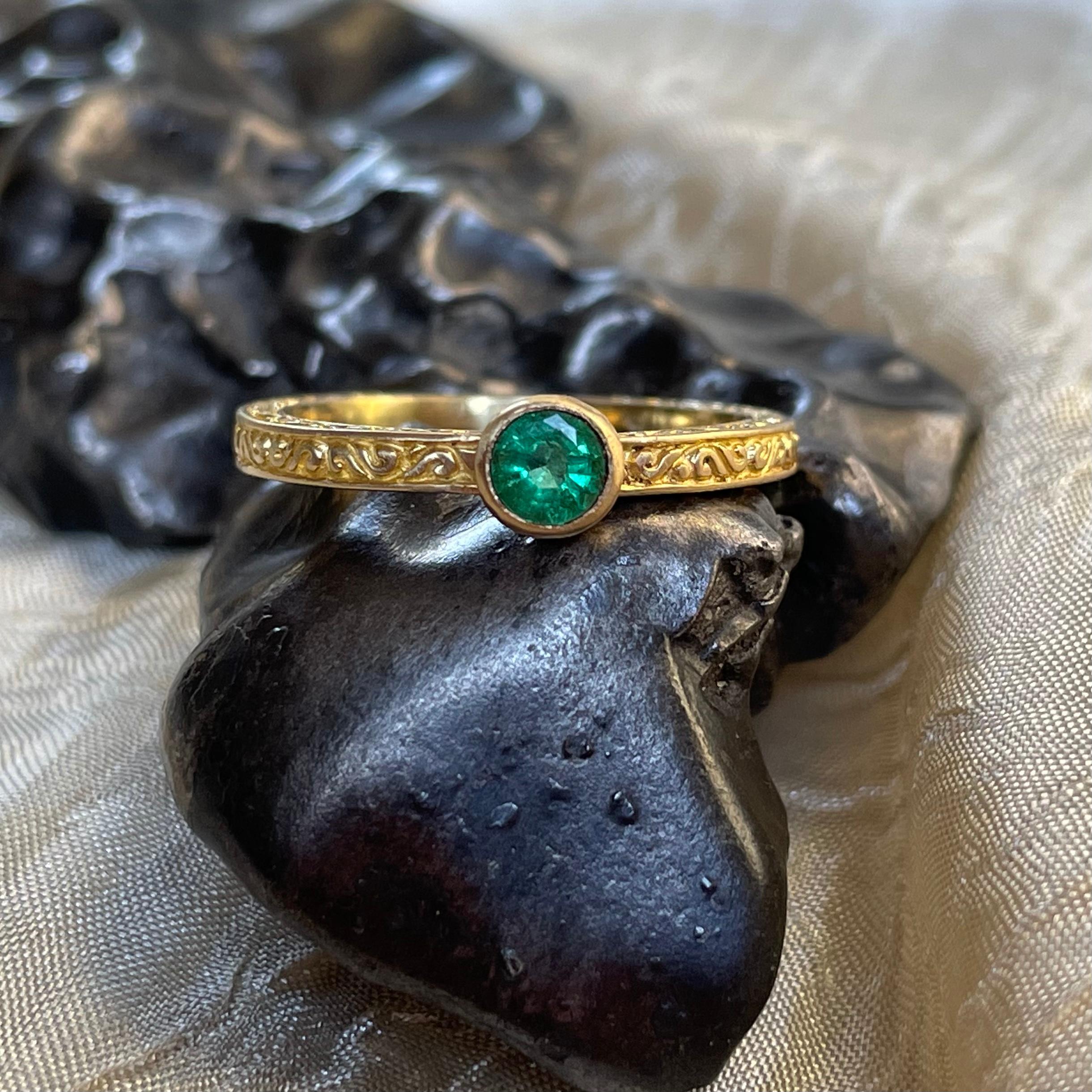 Steven Battelle 0.3 Carat Emerald 18K Ring For Sale 2